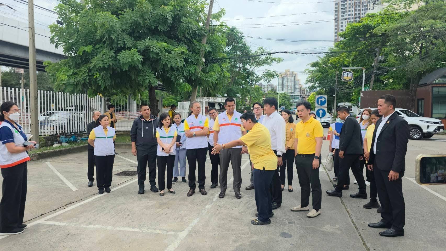 อ.ต.ก.เริ่มมาตรการเยียวยาร่วมกับกระทรวงสาธารณสุข ส่งทีมเยียวยาจิตใจลงพื้นที่ตลาด อ.ต.ก. ให้คำปรึกษาและดูแลจิตใจผู้ได้รับผลกระทบจากเหตุการณ์สะเทือนขวัญบุกกราดยิง พร้อมจัดรถคลายเครียดไว้บริการ 10 180684