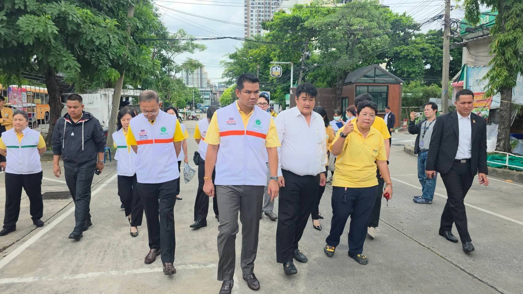 อ.ต.ก.เริ่มมาตรการเยียวยาร่วมกับกระทรวงสาธารณสุข ส่งทีมเยียวยาจิตใจลงพื้นที่ตลาด อ.ต.ก. ให้คำปรึกษาและดูแลจิตใจผู้ได้รับผลกระทบจากเหตุการณ์สะเทือนขวัญบุกกราดยิง พร้อมจัดรถคลายเครียดไว้บริการ 11 180685