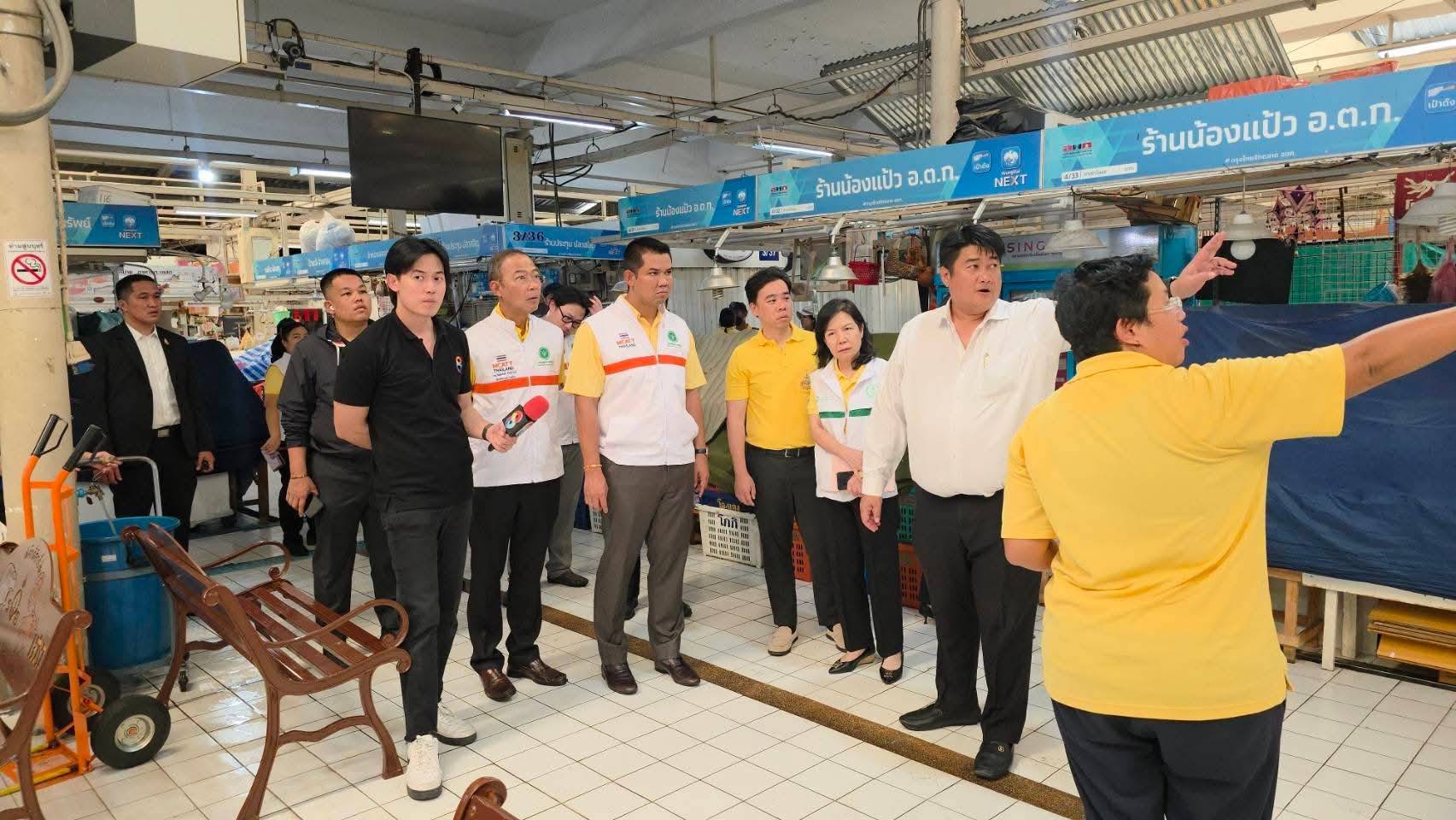 อ.ต.ก.เริ่มมาตรการเยียวยาร่วมกับกระทรวงสาธารณสุข ส่งทีมเยียวยาจิตใจลงพื้นที่ตลาด อ.ต.ก. ให้คำปรึกษาและดูแลจิตใจผู้ได้รับผลกระทบจากเหตุการณ์สะเทือนขวัญบุกกราดยิง พร้อมจัดรถคลายเครียดไว้บริการ 12 180686