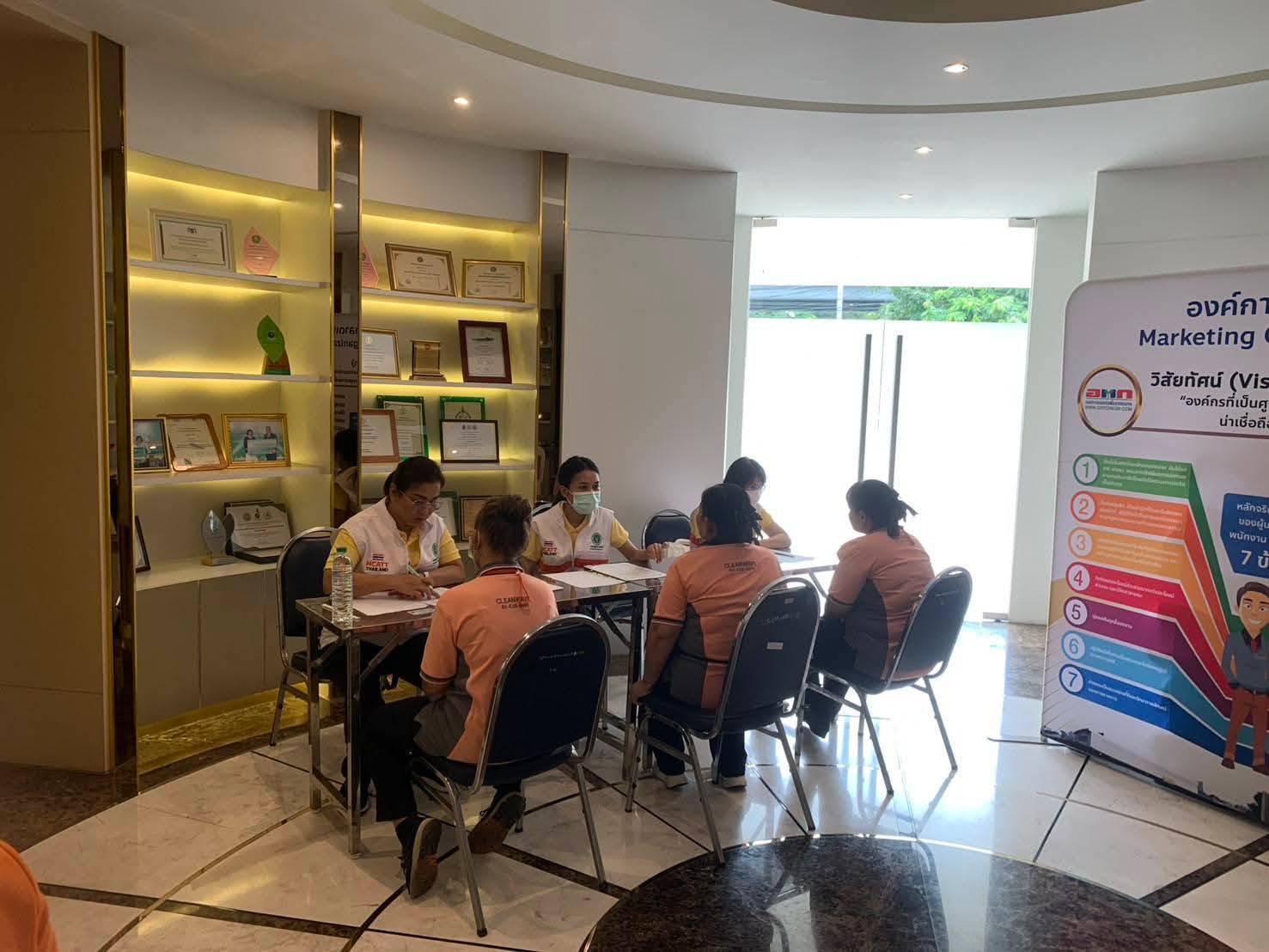 อ.ต.ก.เริ่มมาตรการเยียวยาร่วมกับกระทรวงสาธารณสุข ส่งทีมเยียวยาจิตใจลงพื้นที่ตลาด อ.ต.ก. ให้คำปรึกษาและดูแลจิตใจผู้ได้รับผลกระทบจากเหตุการณ์สะเทือนขวัญบุกกราดยิง พร้อมจัดรถคลายเครียดไว้บริการ 13 180689