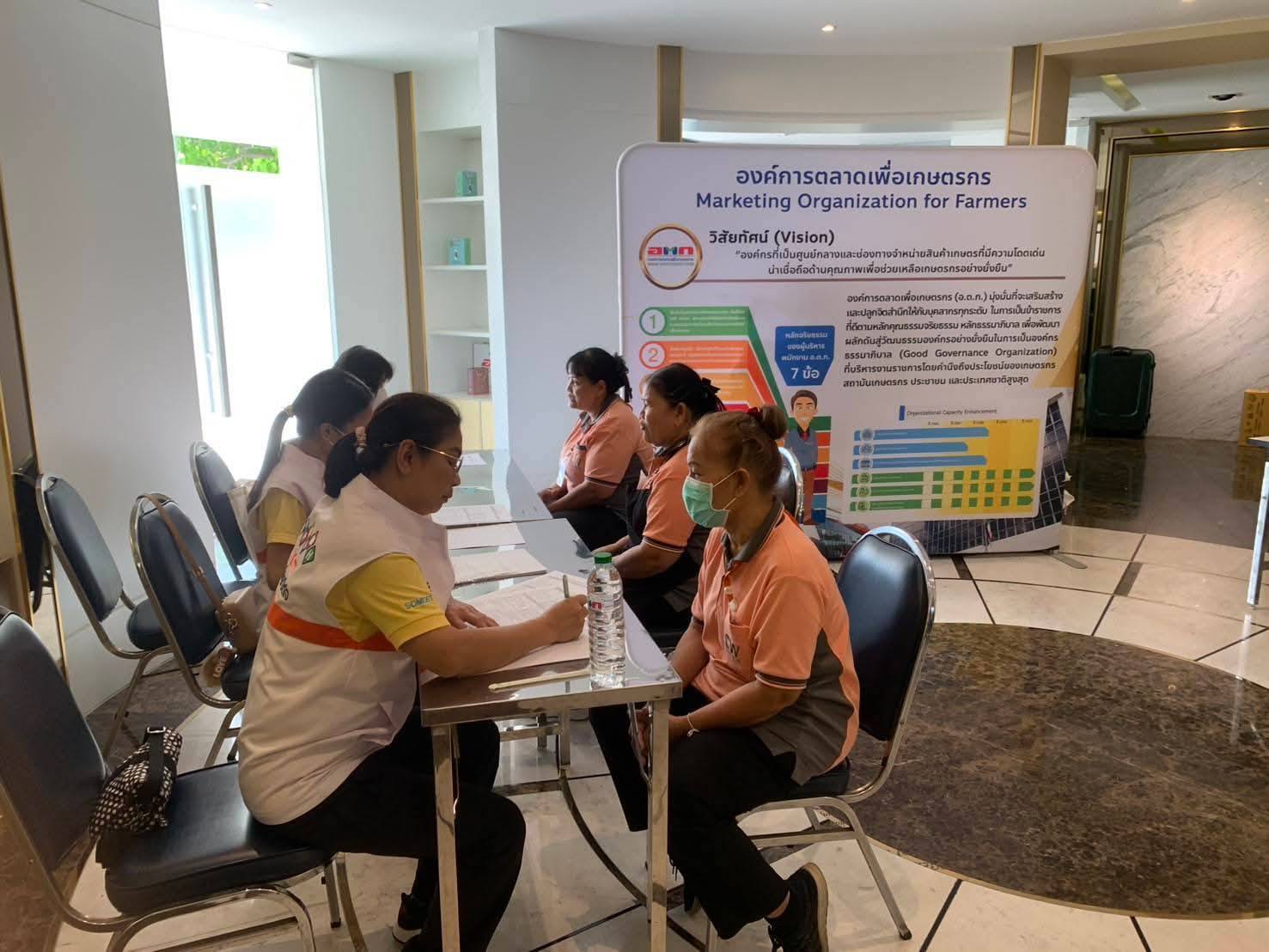 อ.ต.ก.เริ่มมาตรการเยียวยาร่วมกับกระทรวงสาธารณสุข ส่งทีมเยียวยาจิตใจลงพื้นที่ตลาด อ.ต.ก. ให้คำปรึกษาและดูแลจิตใจผู้ได้รับผลกระทบจากเหตุการณ์สะเทือนขวัญบุกกราดยิง พร้อมจัดรถคลายเครียดไว้บริการ 14 180690