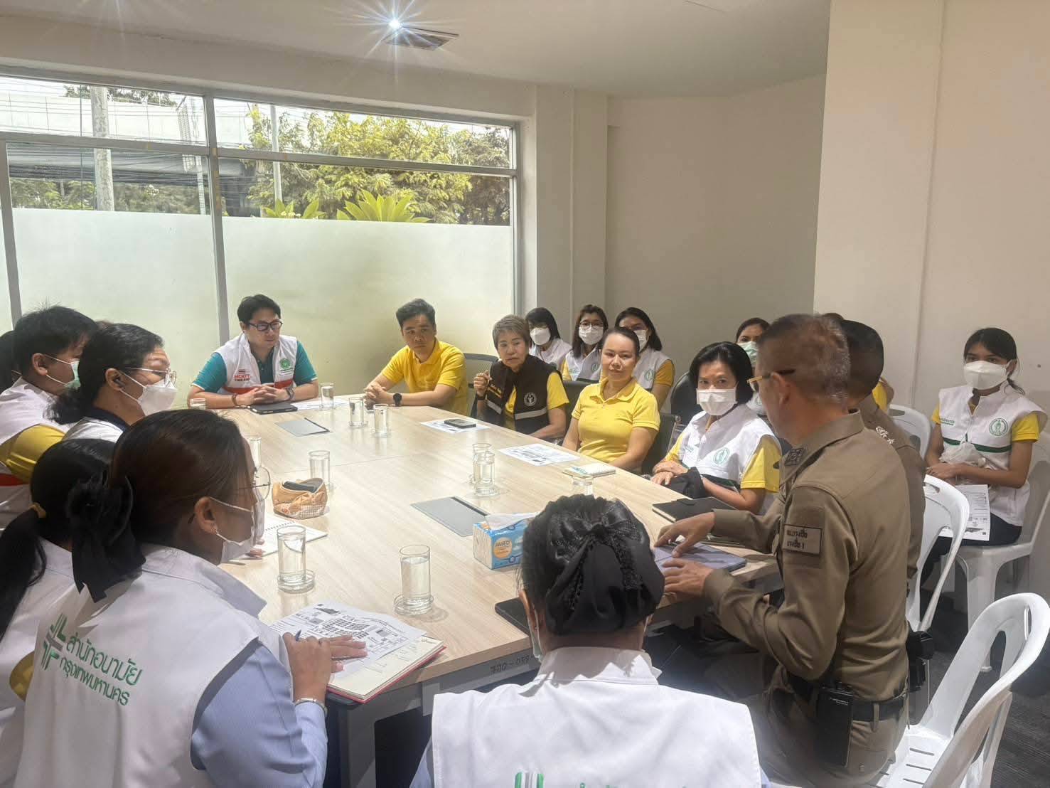 อ.ต.ก.เริ่มมาตรการเยียวยาร่วมกับกระทรวงสาธารณสุข ส่งทีมเยียวยาจิตใจลงพื้นที่ตลาด อ.ต.ก. ให้คำปรึกษาและดูแลจิตใจผู้ได้รับผลกระทบจากเหตุการณ์สะเทือนขวัญบุกกราดยิง พร้อมจัดรถคลายเครียดไว้บริการ 15 180691