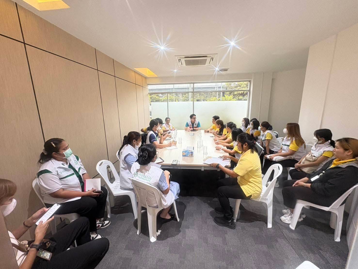 อ.ต.ก.เริ่มมาตรการเยียวยาร่วมกับกระทรวงสาธารณสุข ส่งทีมเยียวยาจิตใจลงพื้นที่ตลาด อ.ต.ก. ให้คำปรึกษาและดูแลจิตใจผู้ได้รับผลกระทบจากเหตุการณ์สะเทือนขวัญบุกกราดยิง พร้อมจัดรถคลายเครียดไว้บริการ 16 180692