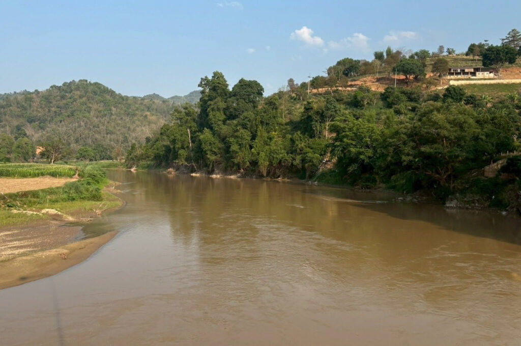 แจ้งต่อ ด่วน ปภ.ส่งแจ้งเตือนแม่น้ำสายล้นตลิ่ง 4 ชุมชนรีบยกของขึ้นที่สูง 3 20250607 1 INFO ธีรรัตน์ แม่น้ำกก web 1024x679 1