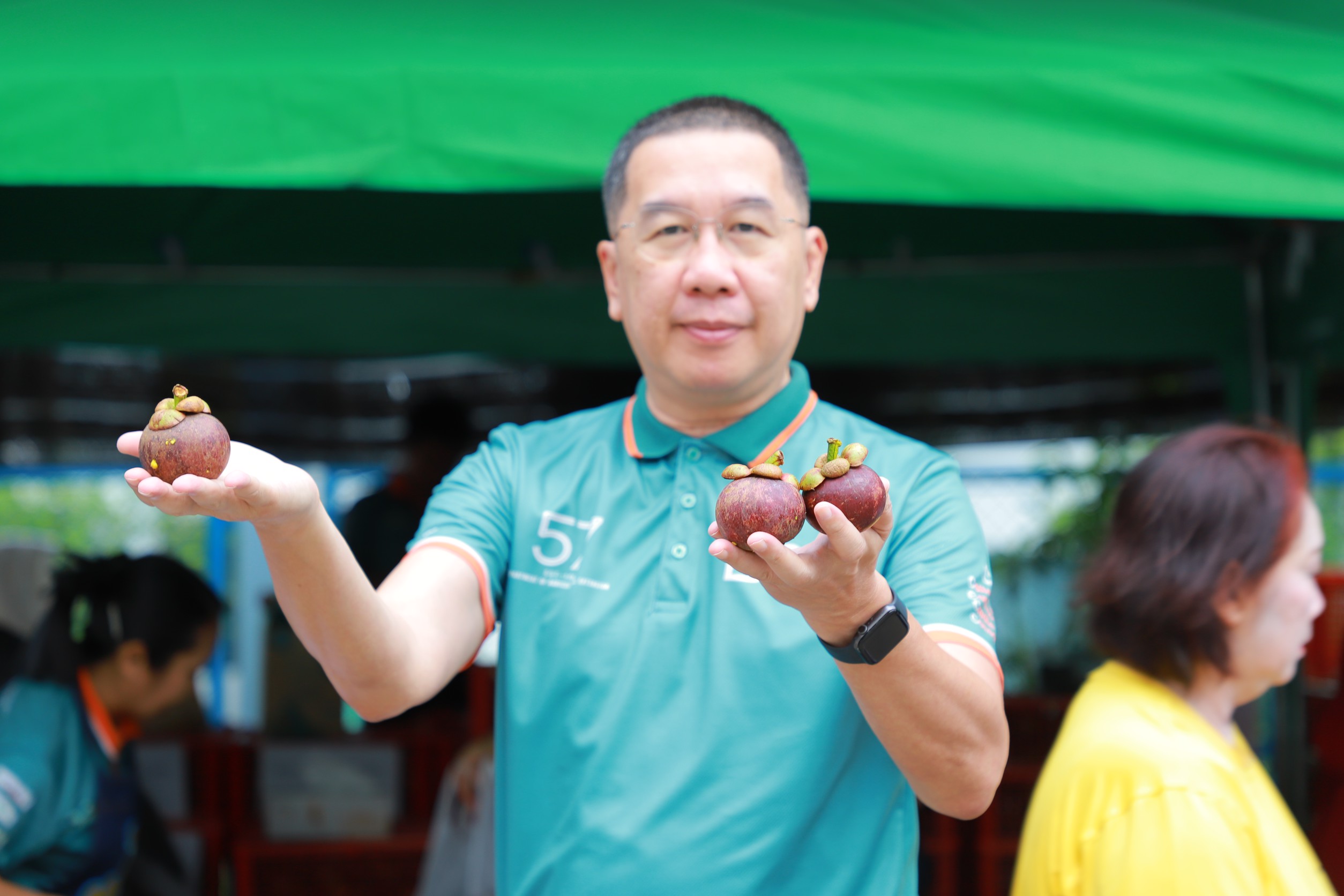 กรมส่งเสริมการเกษตร ปลื้ม ดันตลาดมังคุดคุณภาพ สดจากสวนแปลงใหญ่ถึงมือผู้บริโภคกระจายสินค้าเกษตรทะลุ 600 ตัน ผ่านตลาดเกษตรกรทั่วประเทศ 2 20250707005621 b10b342b