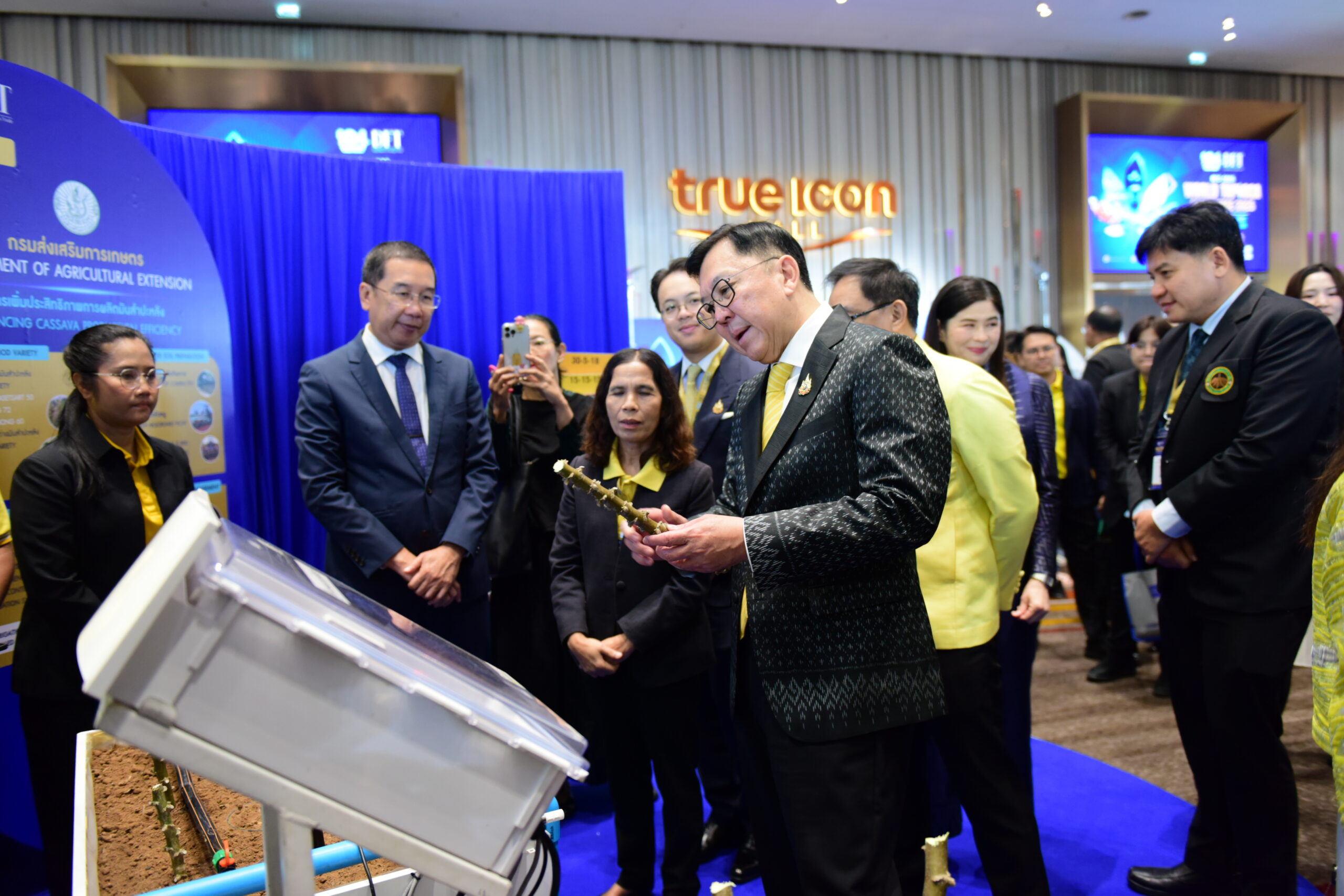 พาณิชย์พึ่งได้ “จตุพร” เปิดเวทีสัมมนามันสำปะหลังโลก 2568 สุดยิ่งใหญ่ ดึง 16 ประเทศซื้อผลผลิตไทยกว่า 10,900 ล้านบาท ตั้งเป้าส่งออก 7.5 ล้านตัน ดันไทยขึ้นแท่นผู้นำอุตสาหกรรมมันสำปะหลังโลก 4 20250730bdcf42f81510b2064678f63117abb7d7144423 scaled