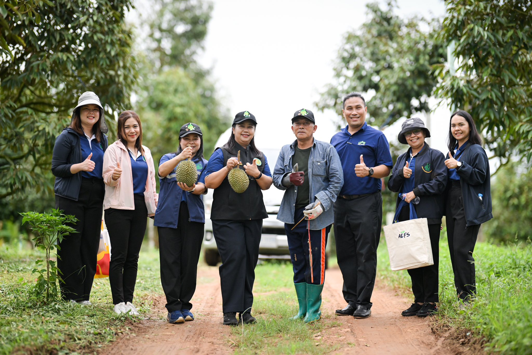 มกอช. ผนึกพลัง เดินหน้ายกระดับ ‘ทุเรียนป่าเด็ง’ อัญมณีแห่งป่าตะวันตก สู่สินค้าเกษตรมาตรฐาน GAP 5 518962706 1288205912658201 1914750556763879012 n