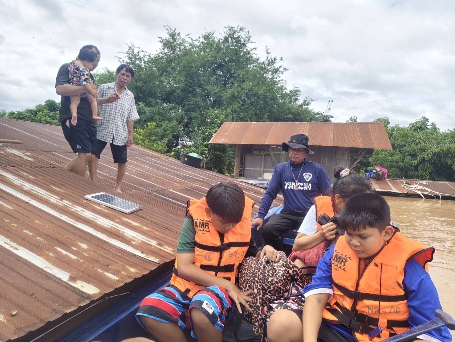 กรมประมง ส่งเจ้าหน้าที่พร้อมยานพาหนะช่วยเหลือผู้ประสบอุทกภัย 4 จังหวัดภาคเหนือพร้อมสั่งการเตรียมพร้อม 24 ชั่วโมงทุกพื้นที่เสี่ยงพายุ “วิภา” 6 520742