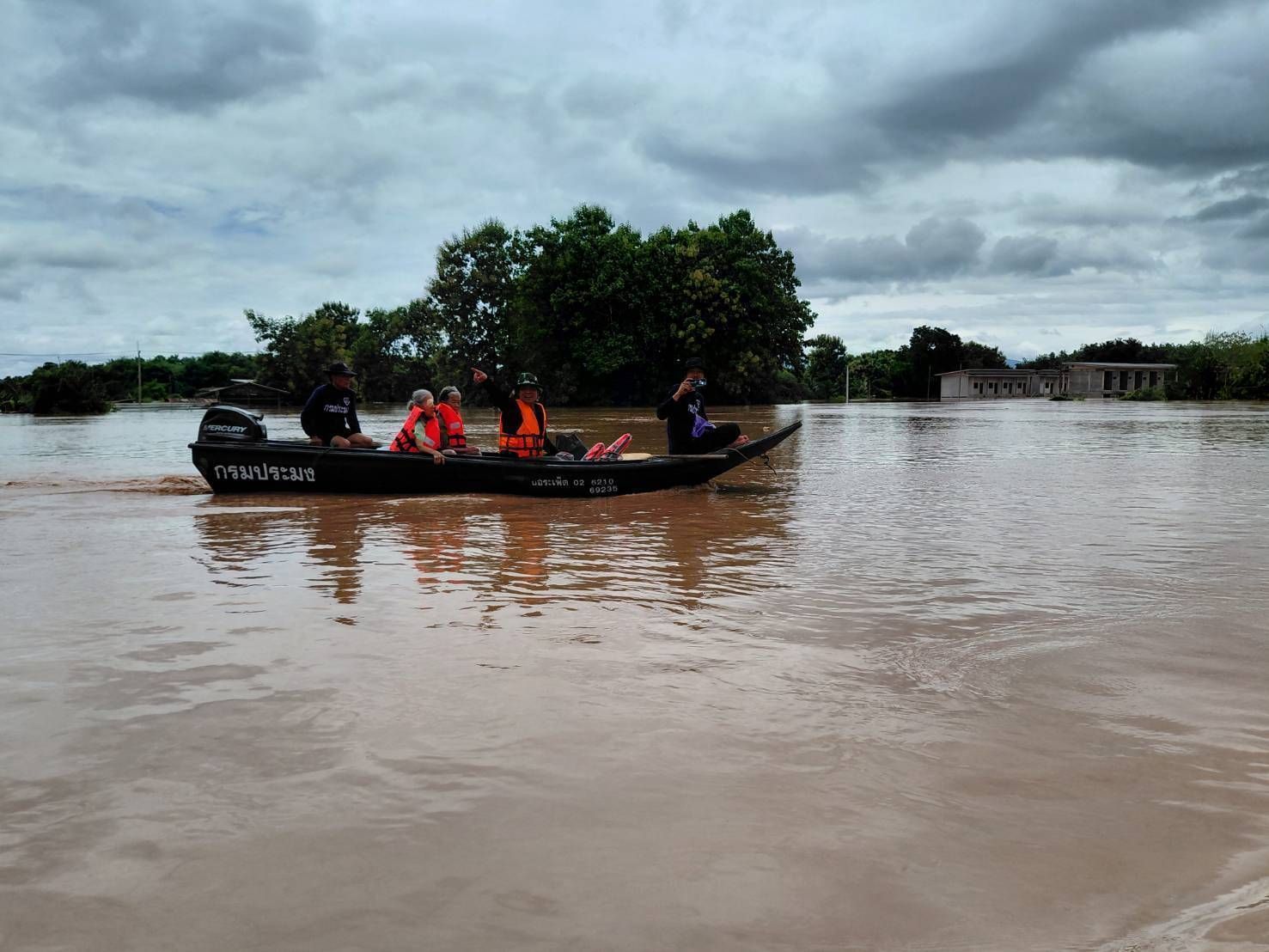 กรมประมง ส่งเจ้าหน้าที่พร้อมยานพาหนะช่วยเหลือผู้ประสบอุทกภัย 4 จังหวัดภาคเหนือพร้อมสั่งการเตรียมพร้อม 24 ชั่วโมงทุกพื้นที่เสี่ยงพายุ “วิภา” 7 520744