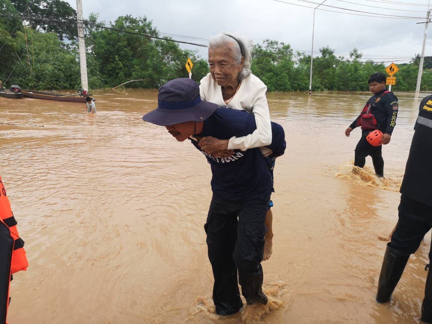 กรมประมง ส่งเจ้าหน้าที่พร้อมยานพาหนะช่วยเหลือผู้ประสบอุทกภัย 4 จังหวัดภาคเหนือพร้อมสั่งการเตรียมพร้อม 24 ชั่วโมงทุกพื้นที่เสี่ยงพายุ “วิภา” 8 520745