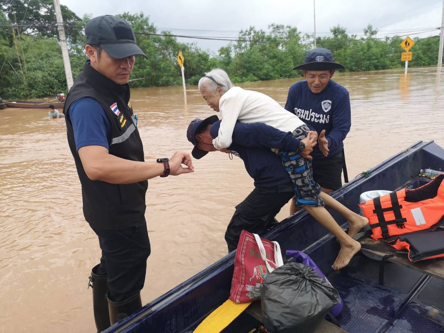 กรมประมง ส่งเจ้าหน้าที่พร้อมยานพาหนะช่วยเหลือผู้ประสบอุทกภัย 4 จังหวัดภาคเหนือพร้อมสั่งการเตรียมพร้อม 24 ชั่วโมงทุกพื้นที่เสี่ยงพายุ “วิภา” 9 520746