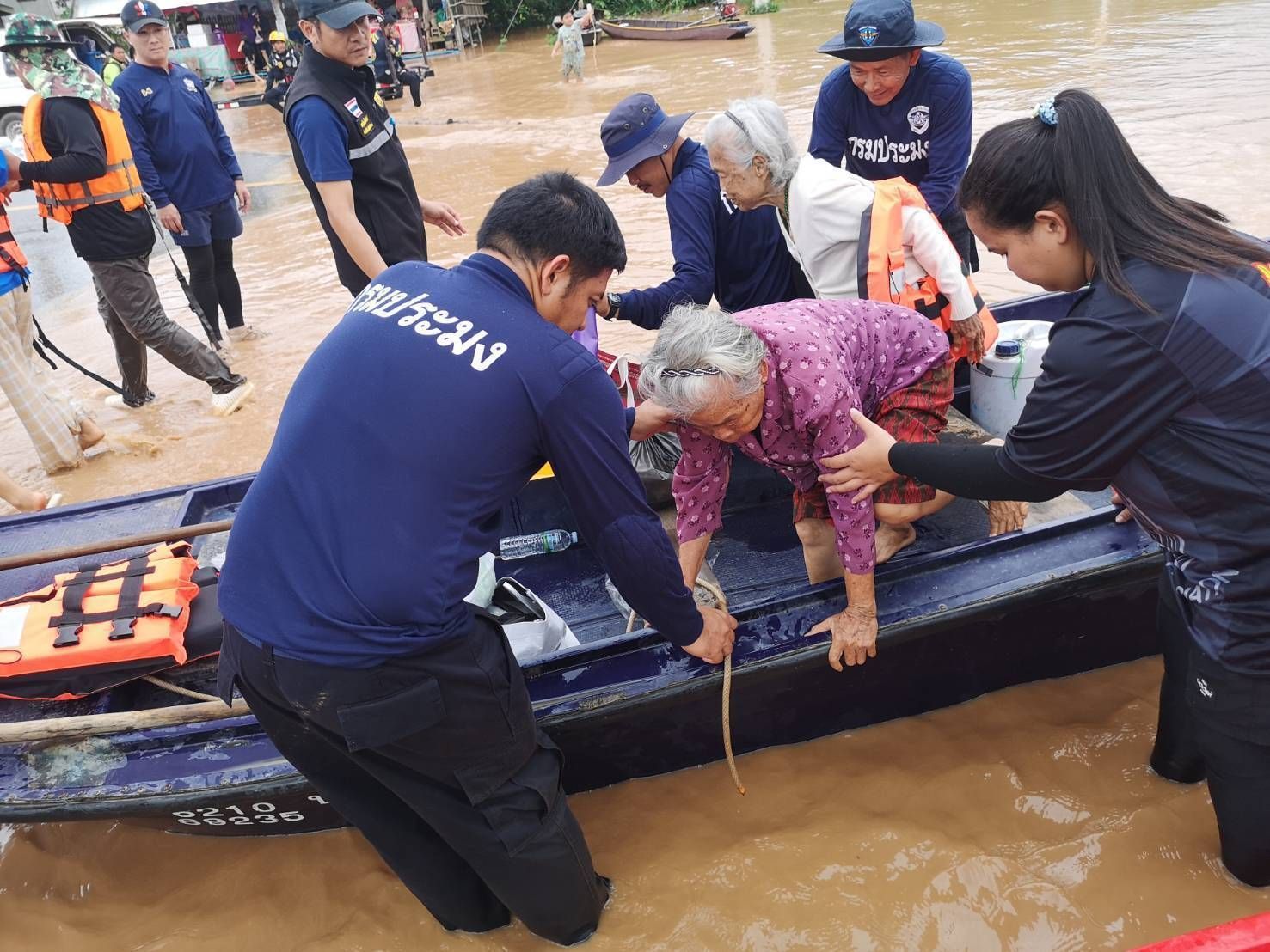 กรมประมง ส่งเจ้าหน้าที่พร้อมยานพาหนะช่วยเหลือผู้ประสบอุทกภัย 4 จังหวัดภาคเหนือพร้อมสั่งการเตรียมพร้อม 24 ชั่วโมงทุกพื้นที่เสี่ยงพายุ “วิภา” 10 520747