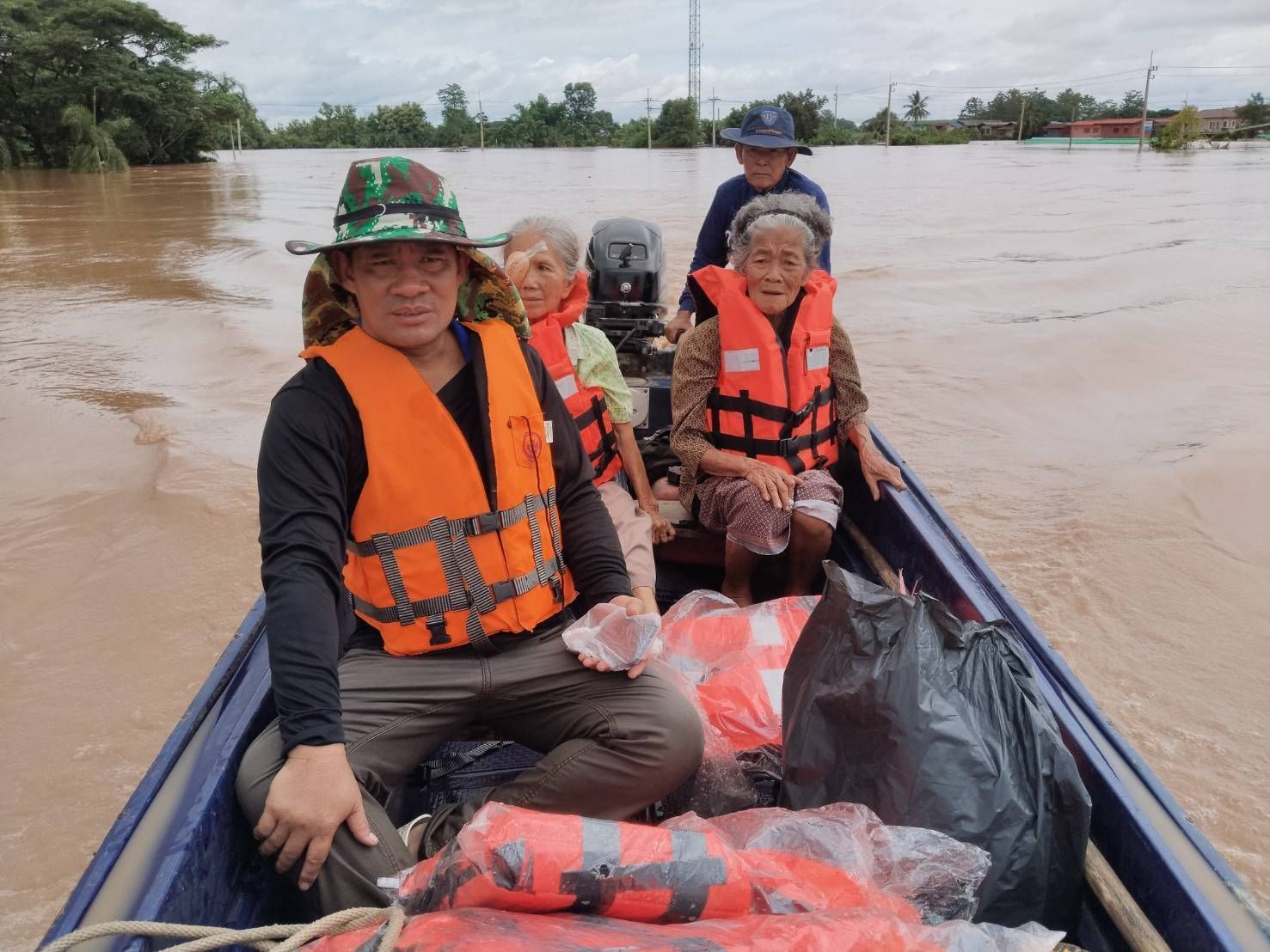 กรมประมง ส่งเจ้าหน้าที่พร้อมยานพาหนะช่วยเหลือผู้ประสบอุทกภัย 4 จังหวัดภาคเหนือพร้อมสั่งการเตรียมพร้อม 24 ชั่วโมงทุกพื้นที่เสี่ยงพายุ “วิภา” 11 520806