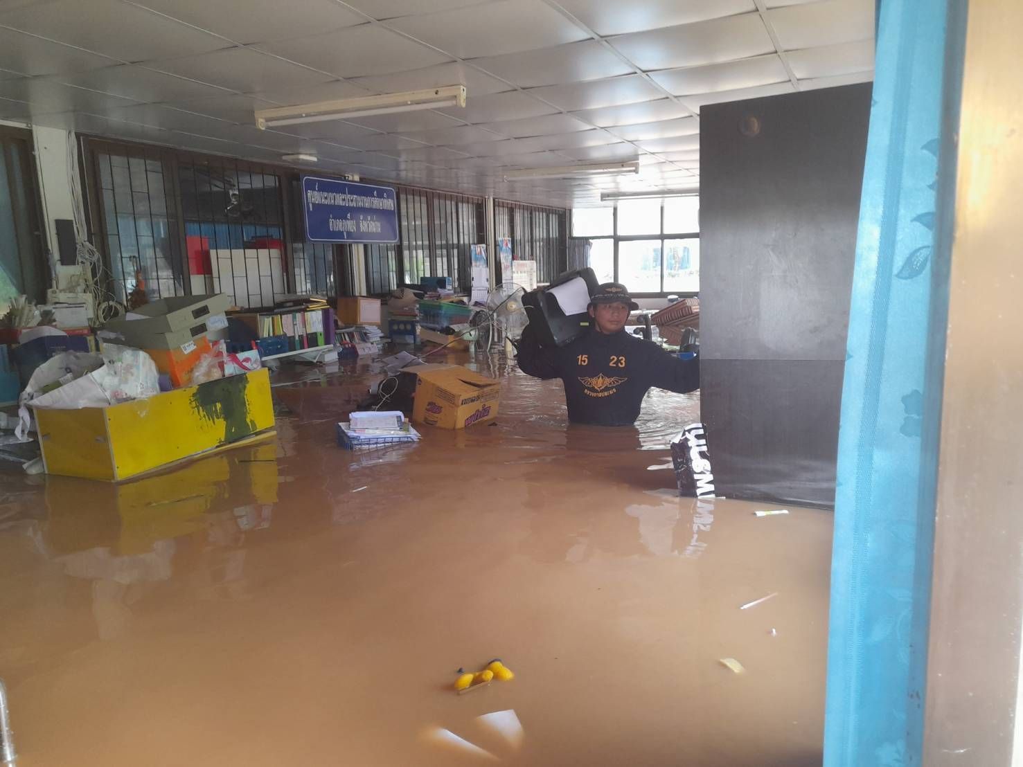 กรมประมง ส่งเจ้าหน้าที่พร้อมยานพาหนะช่วยเหลือผู้ประสบอุทกภัย 4 จังหวัดภาคเหนือพร้อมสั่งการเตรียมพร้อม 24 ชั่วโมงทุกพื้นที่เสี่ยงพายุ “วิภา” 12 520808