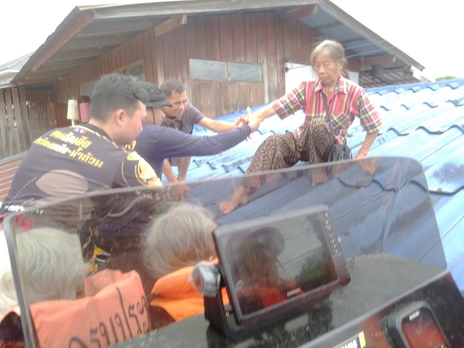 กรมประมง ส่งเจ้าหน้าที่พร้อมยานพาหนะช่วยเหลือผู้ประสบอุทกภัย 4 จังหวัดภาคเหนือพร้อมสั่งการเตรียมพร้อม 24 ชั่วโมงทุกพื้นที่เสี่ยงพายุ “วิภา” 13 520811