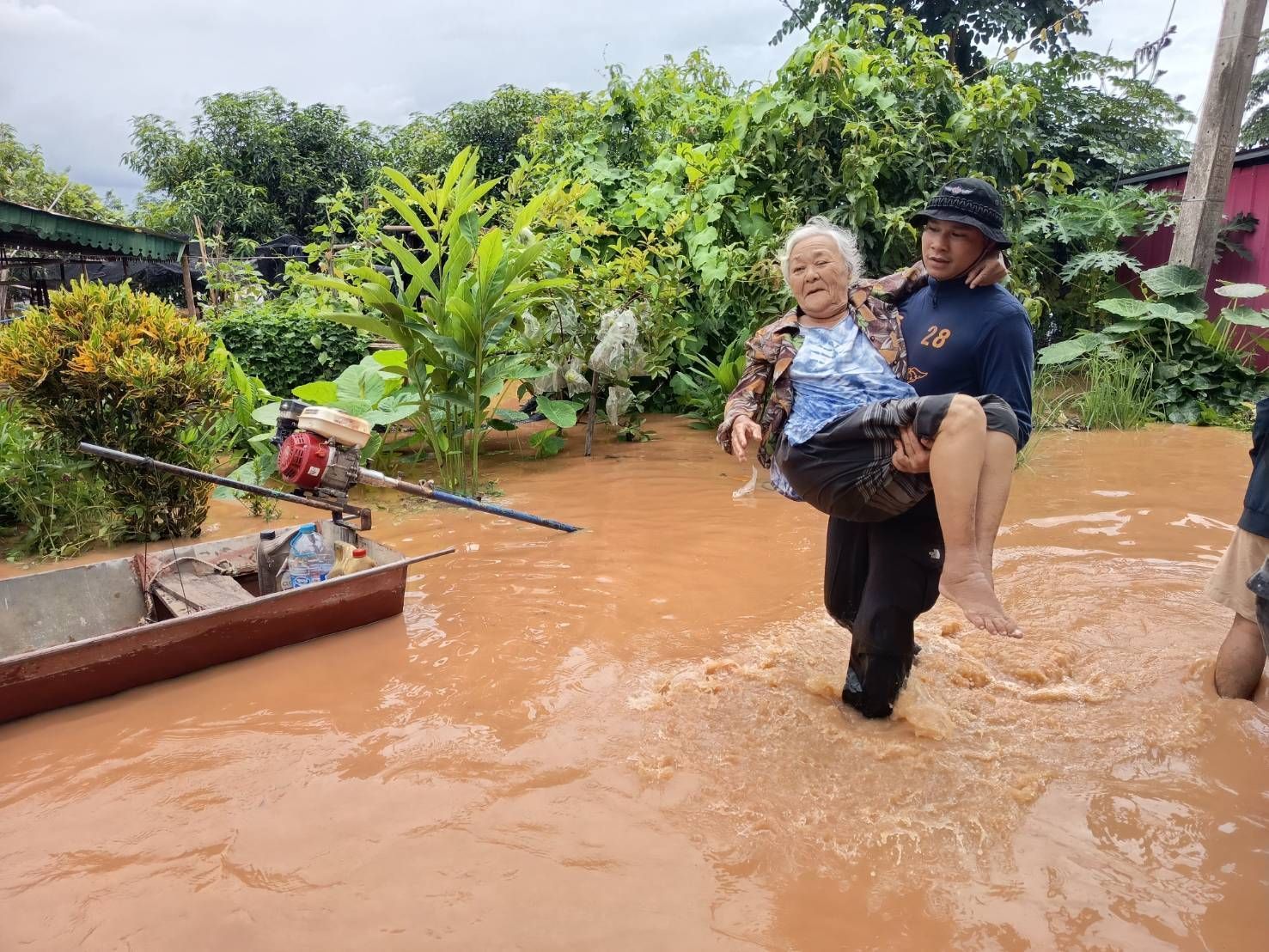 กรมประมง ส่งเจ้าหน้าที่พร้อมยานพาหนะช่วยเหลือผู้ประสบอุทกภัย 4 จังหวัดภาคเหนือพร้อมสั่งการเตรียมพร้อม 24 ชั่วโมงทุกพื้นที่เสี่ยงพายุ “วิภา” 14 520813