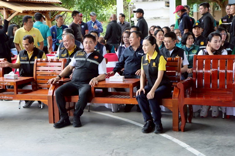 อธิบดีกรมปศุสัตว์ลงพื้นที่ให้กำลังใจเกษตรกรผู้เลี้ยงสัตว์ ประชาชน และเจ้าหน้าที่ ที่ได้รับผลกระทบจากการสู้รบไทย-กัมพูชา พร้อมจัดตั้งจุดอพยพสัตว์เลี้ยง ให้การช่วยเหลือด้านสุขภาพสัตว์ เสบียงอาหารสัตว์ และสนับสนุนผลิตภัณฑ์ปศุสัตว์ 3 522148385 1052359853673608 2159373651377864358 n