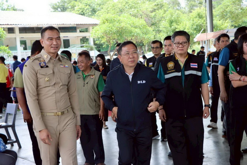 อธิบดีกรมปศุสัตว์ลงพื้นที่ให้กำลังใจเกษตรกรผู้เลี้ยงสัตว์ ประชาชน และเจ้าหน้าที่ ที่ได้รับผลกระทบจากการสู้รบไทย-กัมพูชา พร้อมจัดตั้งจุดอพยพสัตว์เลี้ยง ให้การช่วยเหลือด้านสุขภาพสัตว์ เสบียงอาหารสัตว์ และสนับสนุนผลิตภัณฑ์ปศุสัตว์ 7 524329257 1052360130340247 3157860366008011451 n