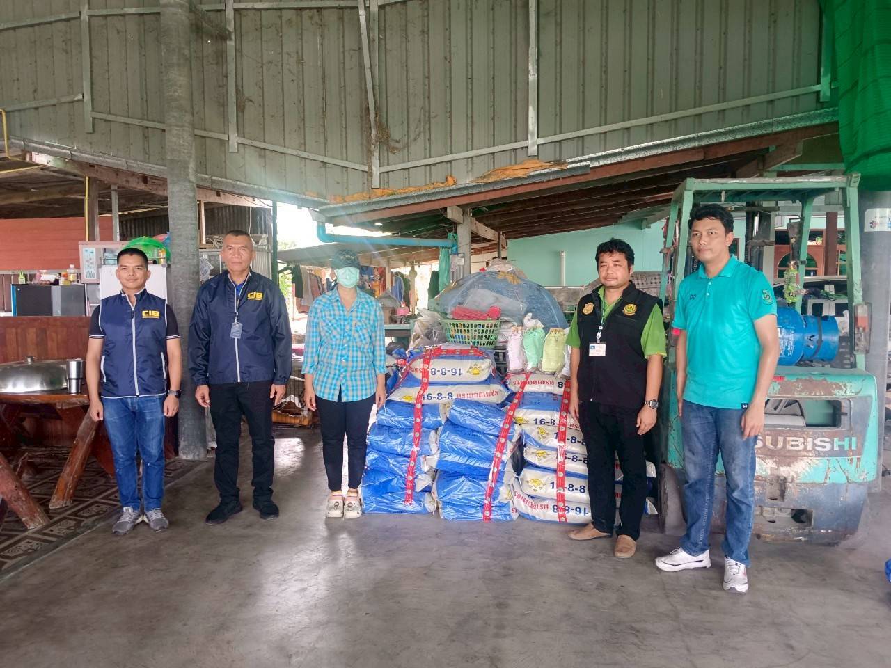 กรมวิชาการเกษตรบุกจับปุ๋ยเถื่อน มูลค่ากว่า 6 แสนบาท ตามนโยบายรัฐมนตรีเกษตร ได้ประกาศสงครามกับสินค้าเกษตรผิดกฎหมาย 5 939142