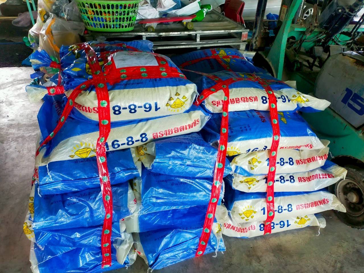 กรมวิชาการเกษตรบุกจับปุ๋ยเถื่อน มูลค่ากว่า 6 แสนบาท ตามนโยบายรัฐมนตรีเกษตร ได้ประกาศสงครามกับสินค้าเกษตรผิดกฎหมาย 7 939144