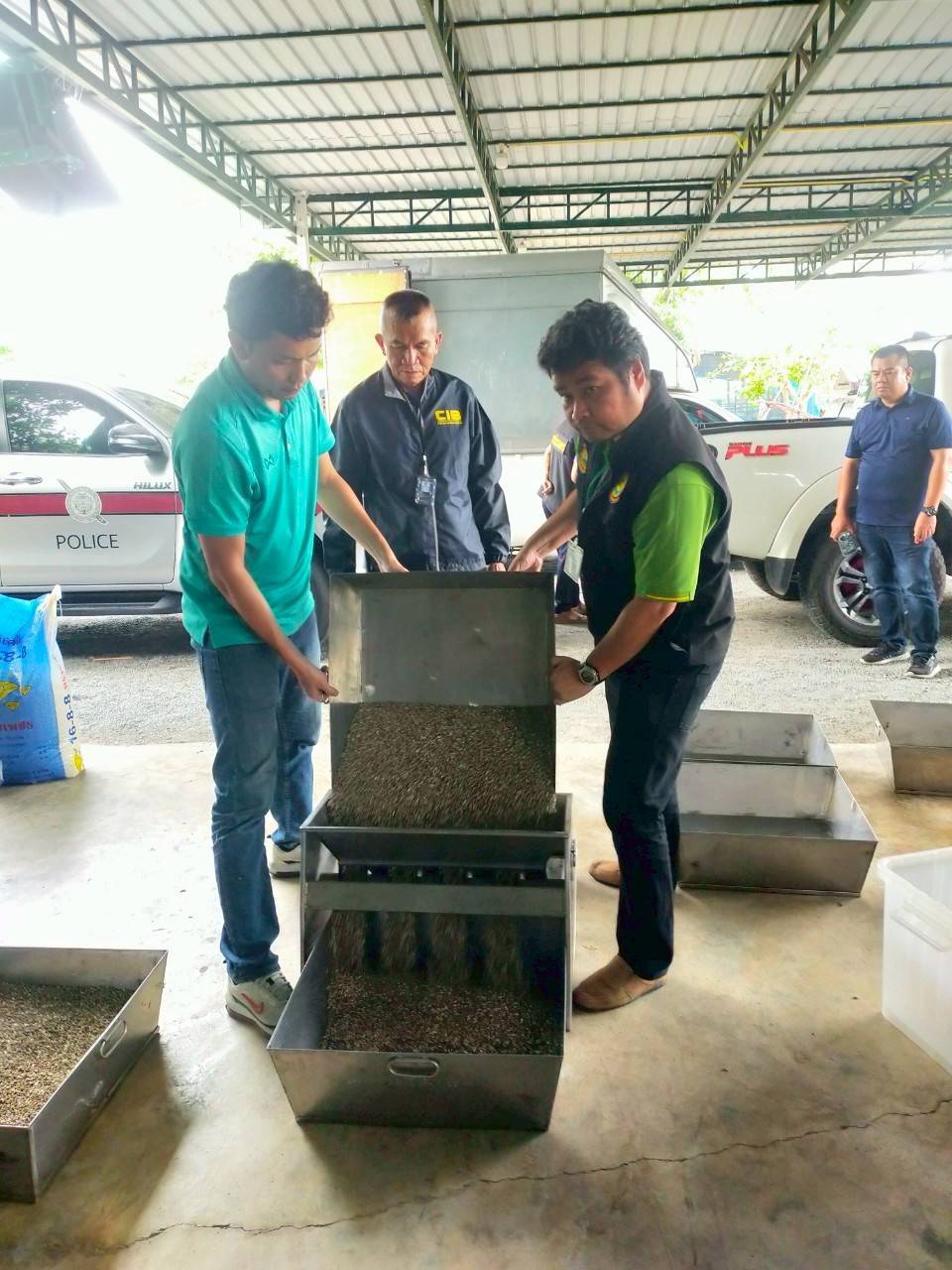 กรมวิชาการเกษตรบุกจับปุ๋ยเถื่อน มูลค่ากว่า 6 แสนบาท ตามนโยบายรัฐมนตรีเกษตร ได้ประกาศสงครามกับสินค้าเกษตรผิดกฎหมาย 8 939145