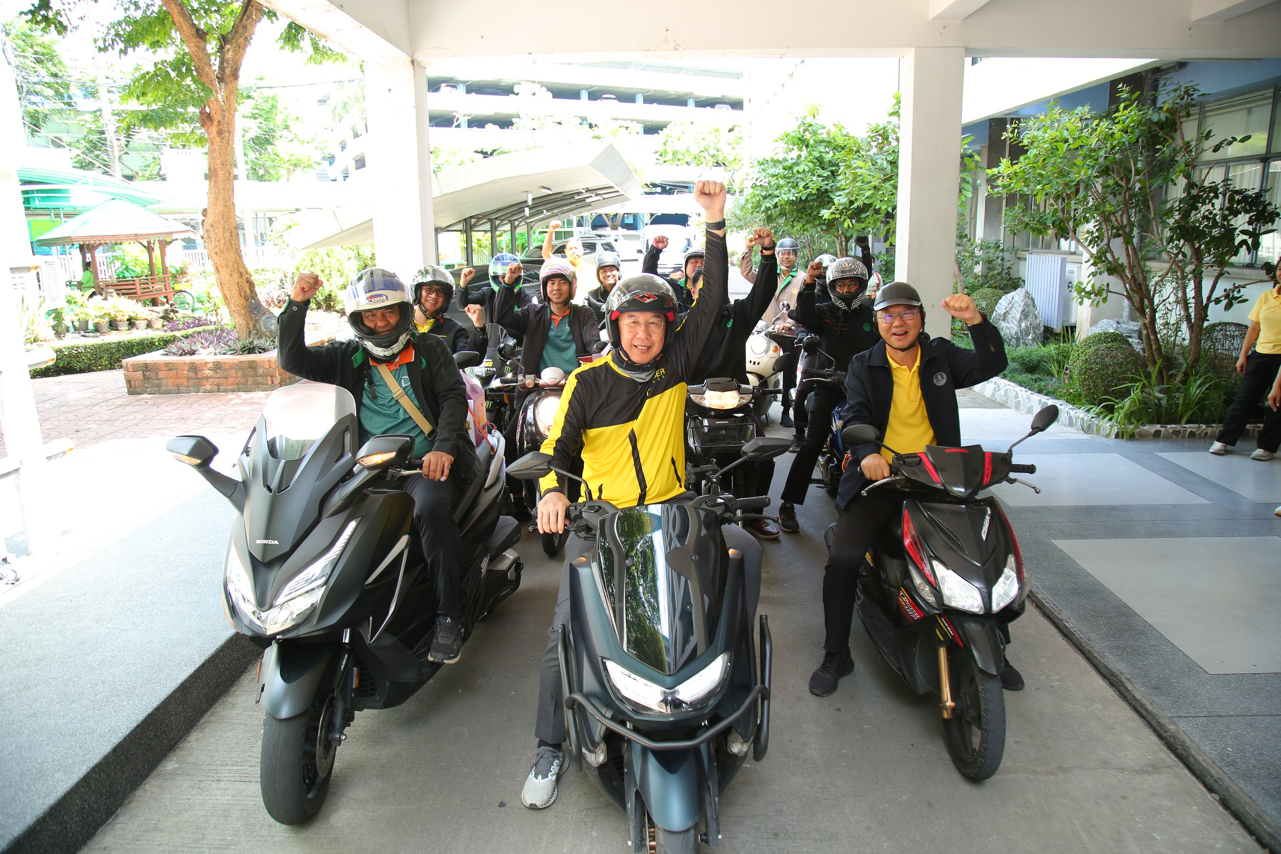 กรมส่งเสริมการเกษตร ปลื้ม ดันตลาดมังคุดคุณภาพ สดจากสวนแปลงใหญ่ถึงมือผู้บริโภคกระจายสินค้าเกษตรทะลุ 600 ตัน ผ่านตลาดเกษตรกรทั่วประเทศ 8 OHMC4416