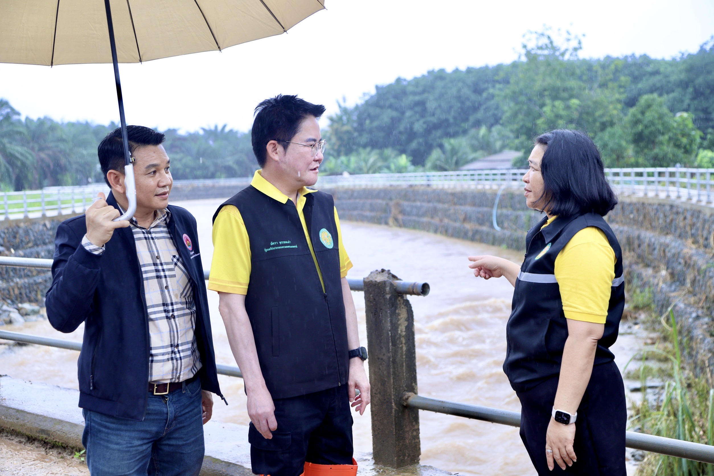 รมช.อัครา ลงพื้นที่ช่วยเกษตรกรแก้น้ำท่วม ฟื้นฟูแหล่งน้ำ ชวนเกษตรกรเปลี่ยนโรงเรียนร้าง หวังเป็น “ศูนย์ข้าวชุมชน” สร้างวิสาหกิจชุมชน ยกระดับชีวิตเกษตรกร 3 S 134004838