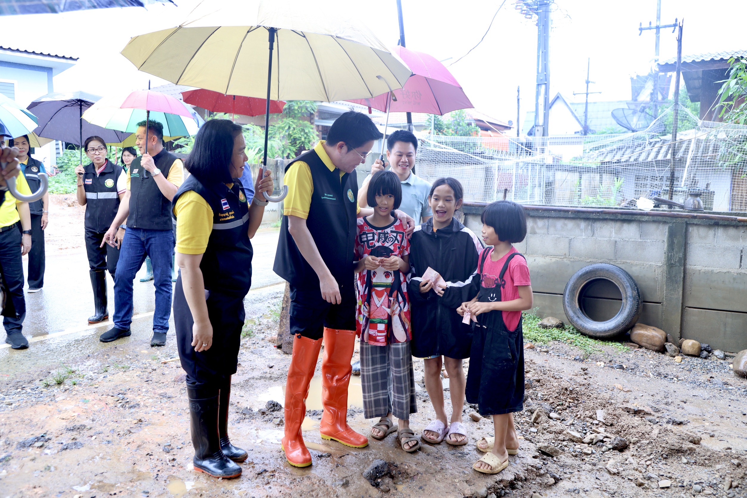 รมช.อัครา ลงพื้นที่ช่วยเกษตรกรแก้น้ำท่วม ฟื้นฟูแหล่งน้ำ ชวนเกษตรกรเปลี่ยนโรงเรียนร้าง หวังเป็น “ศูนย์ข้าวชุมชน” สร้างวิสาหกิจชุมชน ยกระดับชีวิตเกษตรกร 4 S 134004843