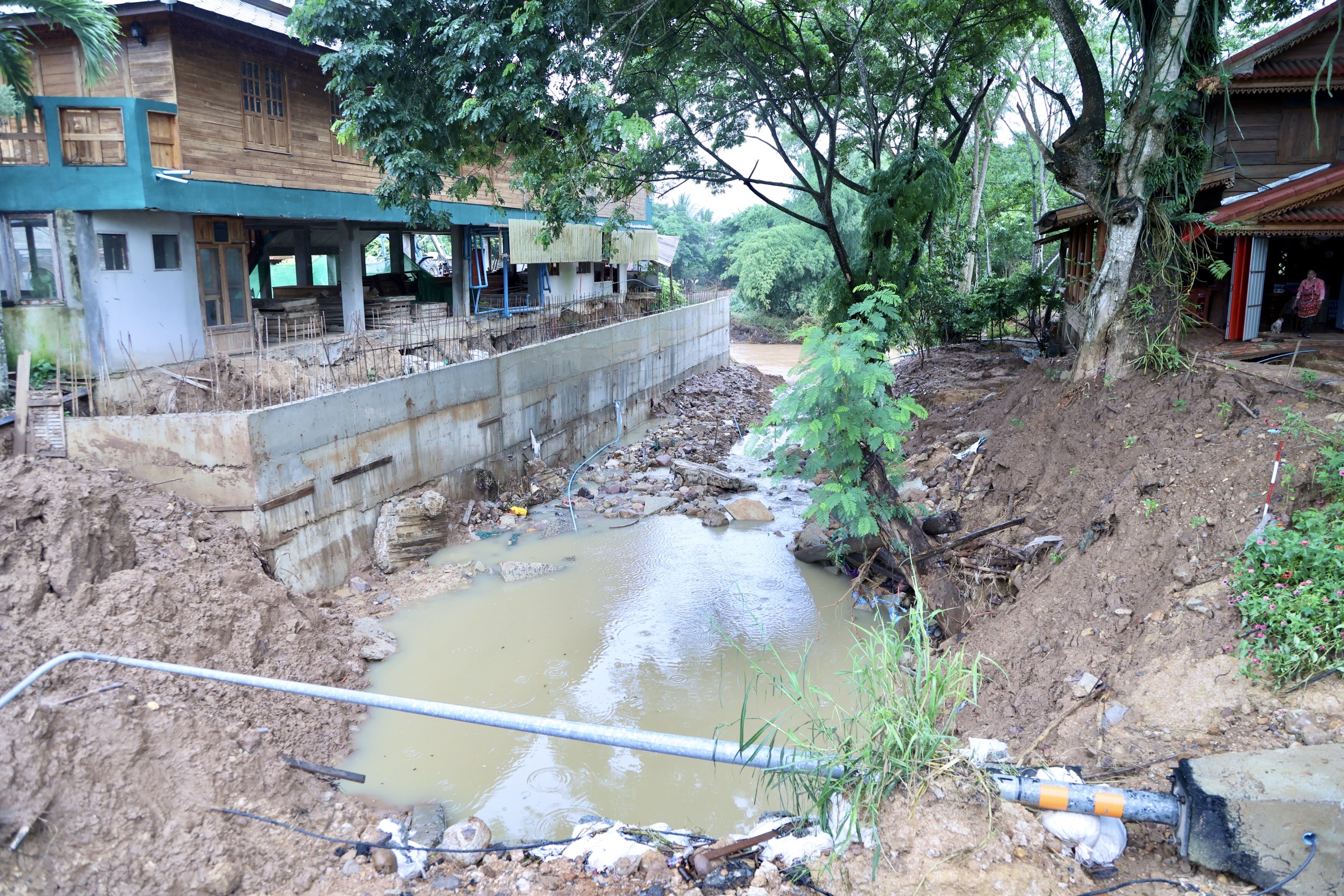 รมช.อัครา ลงพื้นที่ช่วยเกษตรกรแก้น้ำท่วม ฟื้นฟูแหล่งน้ำ ชวนเกษตรกรเปลี่ยนโรงเรียนร้าง หวังเป็น “ศูนย์ข้าวชุมชน” สร้างวิสาหกิจชุมชน ยกระดับชีวิตเกษตรกร 15 S 134021180