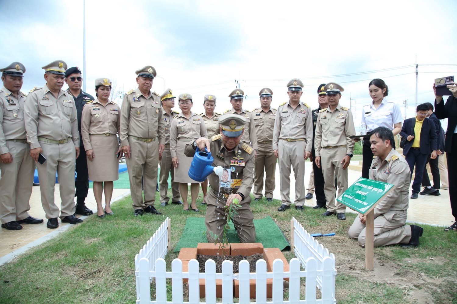 องคมนตรีเป็นประธานเปิดอาคารสำนักงานศูนย์ปฏิบัติการฝนหลวงภาคใต้ตอนบน อำเภอชะอำ จังหวัดเพชรบุรี กรมฝนหลวงและการบินเกษตร 6 S 15228977