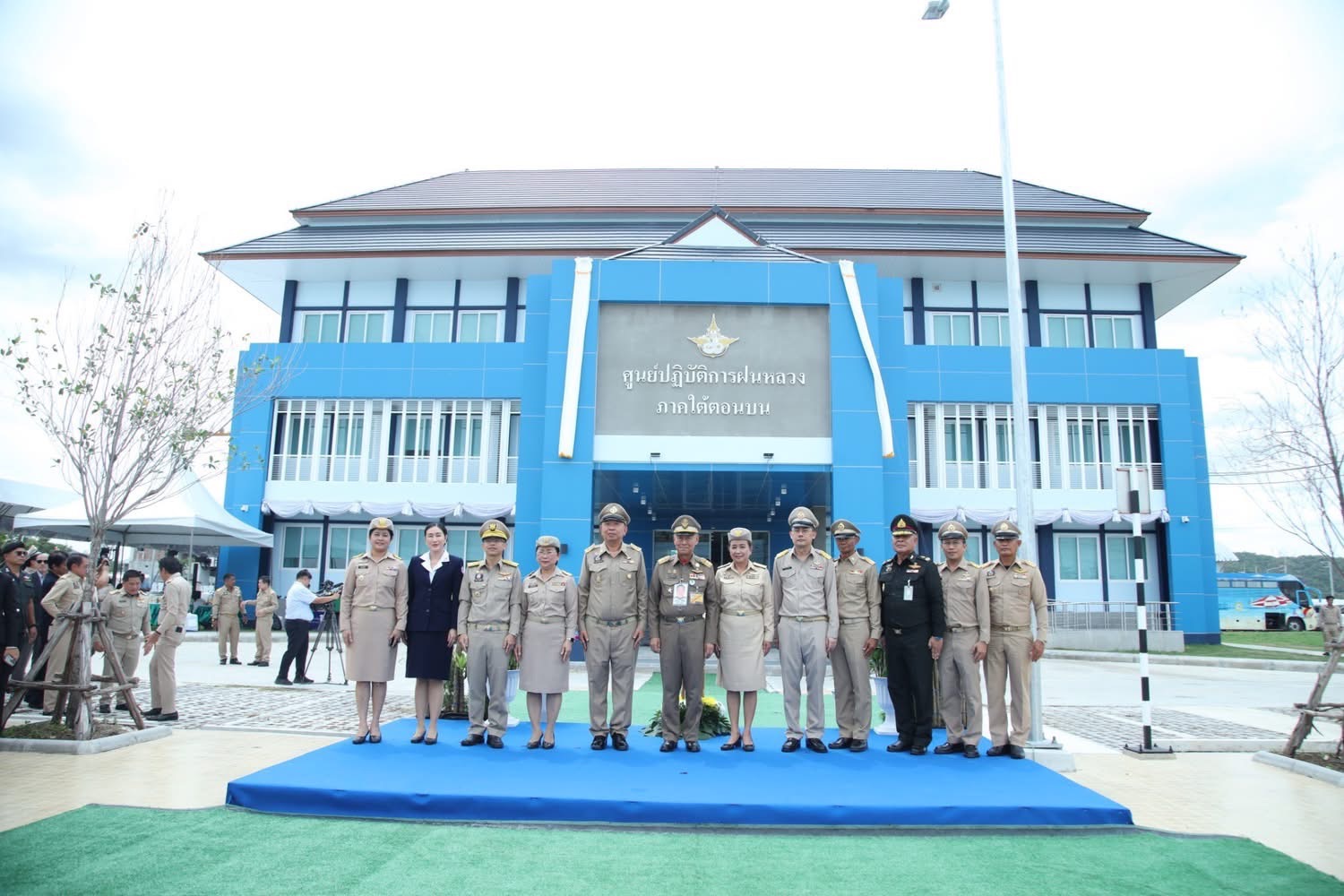องคมนตรีเป็นประธานเปิดอาคารสำนักงานศูนย์ปฏิบัติการฝนหลวงภาคใต้ตอนบน อำเภอชะอำ จังหวัดเพชรบุรี กรมฝนหลวงและการบินเกษตร 8 S 15228979