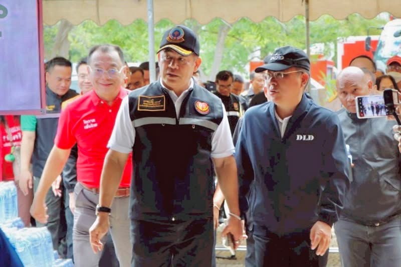 อธิบดีกรมปศุสัตว์ลงพื้นที่ให้กำลังใจเกษตรกรผู้เลี้ยงสัตว์ ประชาชน และเจ้าหน้าที่ ที่ได้รับผลกระทบจากการสู้รบไทย-กัมพูชา พร้อมจัดตั้งจุดอพยพสัตว์เลี้ยง ให้การช่วยเหลือด้านสุขภาพสัตว์ เสบียงอาหารสัตว์ และสนับสนุนผลิตภัณฑ์ปศุสัตว์ 2 S 15515670