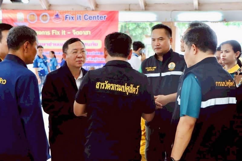 อธิบดีกรมปศุสัตว์ลงพื้นที่ให้กำลังใจเกษตรกรผู้เลี้ยงสัตว์ ประชาชน และเจ้าหน้าที่ ที่ได้รับผลกระทบจากการสู้รบไทย-กัมพูชา พร้อมจัดตั้งจุดอพยพสัตว์เลี้ยง ให้การช่วยเหลือด้านสุขภาพสัตว์ เสบียงอาหารสัตว์ และสนับสนุนผลิตภัณฑ์ปศุสัตว์ 5 S 15515673