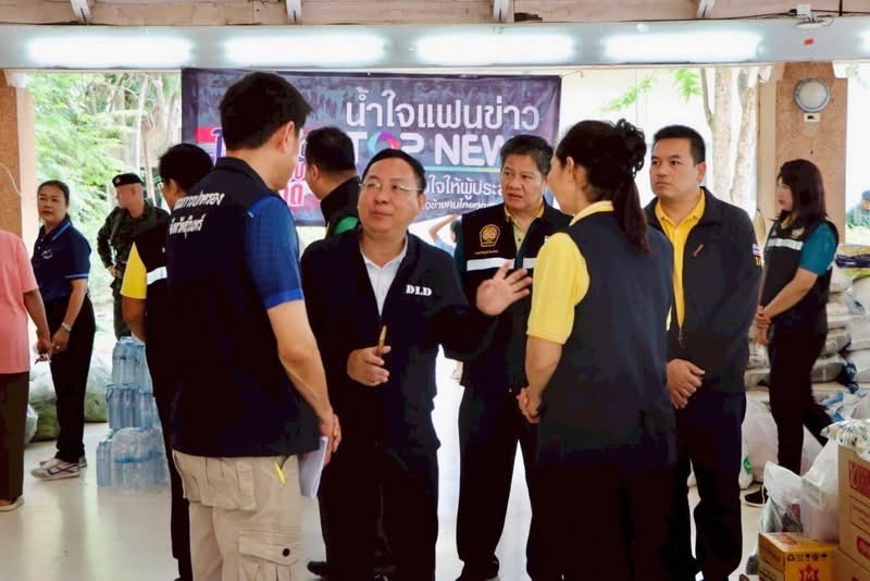 อธิบดีกรมปศุสัตว์ลงพื้นที่ให้กำลังใจเกษตรกรผู้เลี้ยงสัตว์ ประชาชน และเจ้าหน้าที่ ที่ได้รับผลกระทบจากการสู้รบไทย-กัมพูชา พร้อมจัดตั้งจุดอพยพสัตว์เลี้ยง ให้การช่วยเหลือด้านสุขภาพสัตว์ เสบียงอาหารสัตว์ และสนับสนุนผลิตภัณฑ์ปศุสัตว์ 6 S 15515675