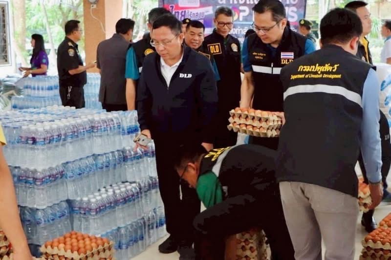 อธิบดีกรมปศุสัตว์ลงพื้นที่ให้กำลังใจเกษตรกรผู้เลี้ยงสัตว์ ประชาชน และเจ้าหน้าที่ ที่ได้รับผลกระทบจากการสู้รบไทย-กัมพูชา พร้อมจัดตั้งจุดอพยพสัตว์เลี้ยง ให้การช่วยเหลือด้านสุขภาพสัตว์ เสบียงอาหารสัตว์ และสนับสนุนผลิตภัณฑ์ปศุสัตว์ 9 S 15515676 1