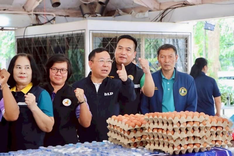 อธิบดีกรมปศุสัตว์ลงพื้นที่ให้กำลังใจเกษตรกรผู้เลี้ยงสัตว์ ประชาชน และเจ้าหน้าที่ ที่ได้รับผลกระทบจากการสู้รบไทย-กัมพูชา พร้อมจัดตั้งจุดอพยพสัตว์เลี้ยง ให้การช่วยเหลือด้านสุขภาพสัตว์ เสบียงอาหารสัตว์ และสนับสนุนผลิตภัณฑ์ปศุสัตว์ 8 S 15515677 1