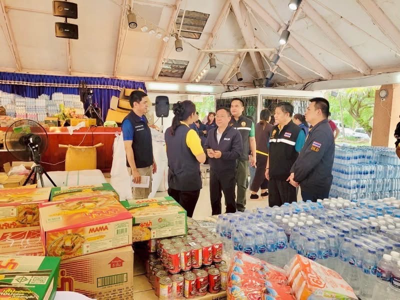 อธิบดีกรมปศุสัตว์ลงพื้นที่ให้กำลังใจเกษตรกรผู้เลี้ยงสัตว์ ประชาชน และเจ้าหน้าที่ ที่ได้รับผลกระทบจากการสู้รบไทย-กัมพูชา พร้อมจัดตั้งจุดอพยพสัตว์เลี้ยง ให้การช่วยเหลือด้านสุขภาพสัตว์ เสบียงอาหารสัตว์ และสนับสนุนผลิตภัณฑ์ปศุสัตว์ 10 S 15515678 1