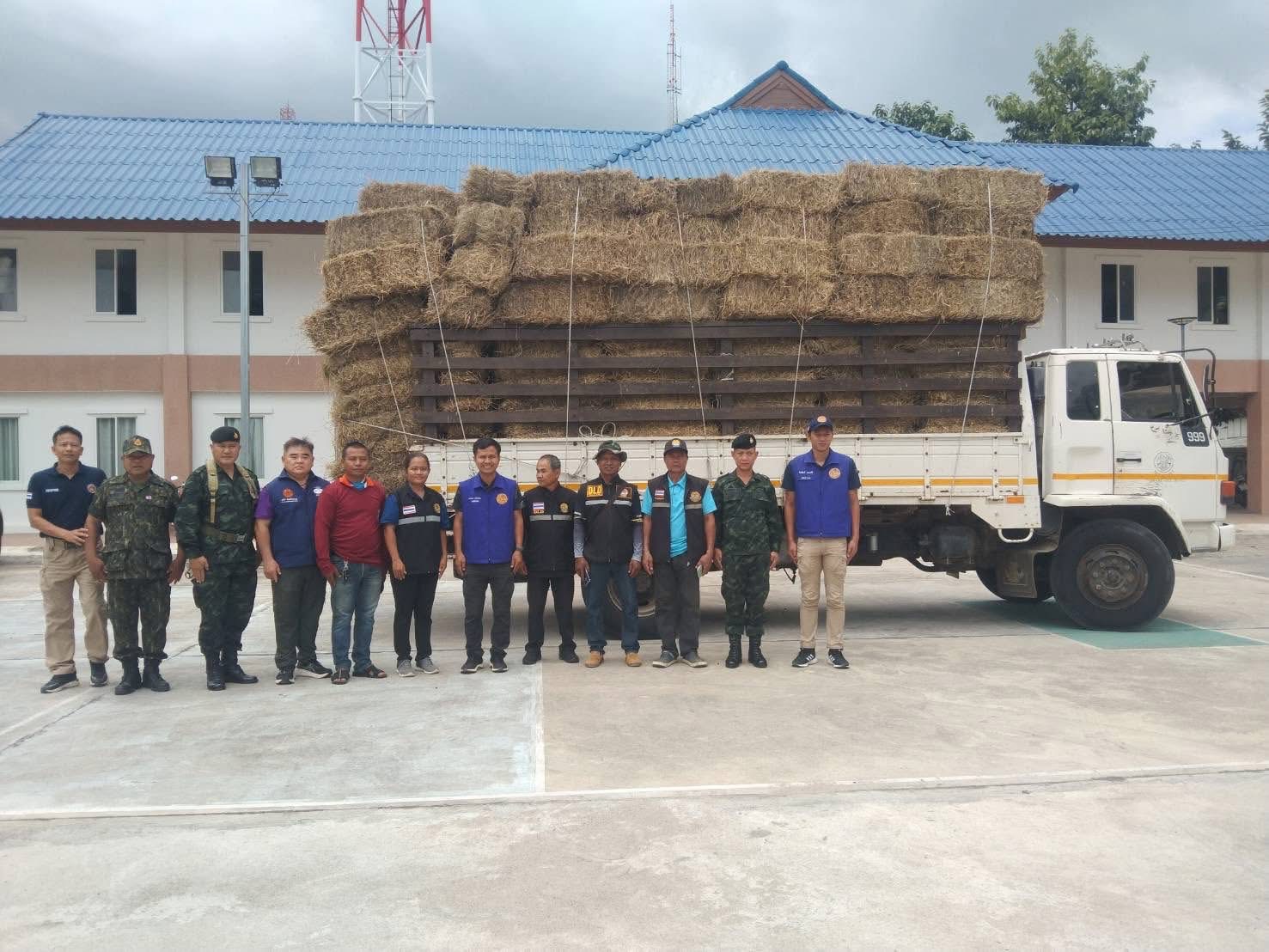 อธิบดีกรมปศุสัตว์ลงพื้นที่ให้กำลังใจเกษตรกรผู้เลี้ยงสัตว์ ประชาชน และเจ้าหน้าที่ ที่ได้รับผลกระทบจากการสู้รบไทย-กัมพูชา พร้อมจัดตั้งจุดอพยพสัตว์เลี้ยง ให้การช่วยเหลือด้านสุขภาพสัตว์ เสบียงอาหารสัตว์ และสนับสนุนผลิตภัณฑ์ปศุสัตว์ 14 S 15515681 1