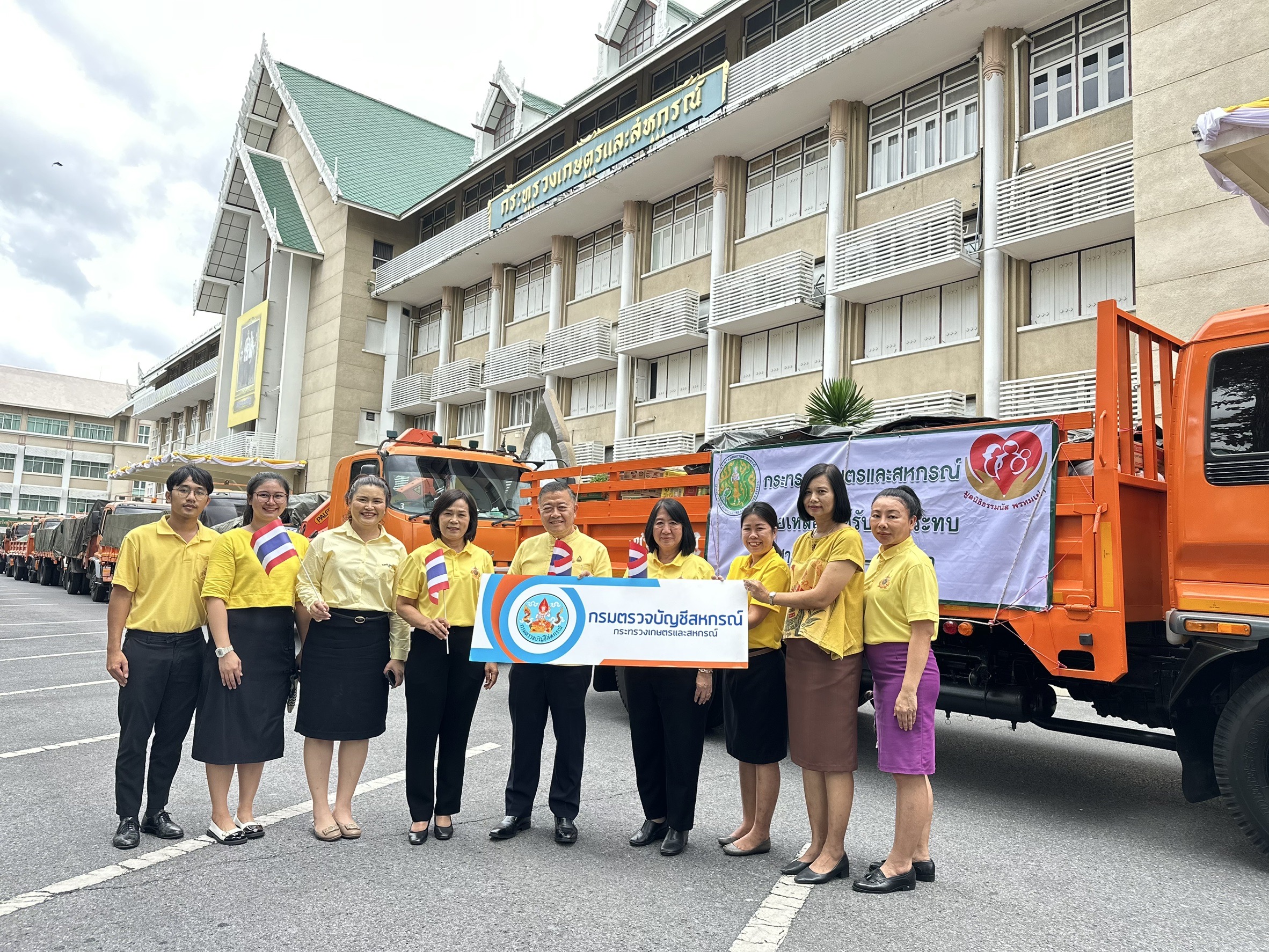 กระทรวงเกษตรฯ ปล่อยขบวนรถสิ่งของบริจาคช่วยเหลือผู้ได้รับผลกระทบจากสถานการณ์ความไม่สงบชายแดนไทย – กัมพูชา 16 S 15605829