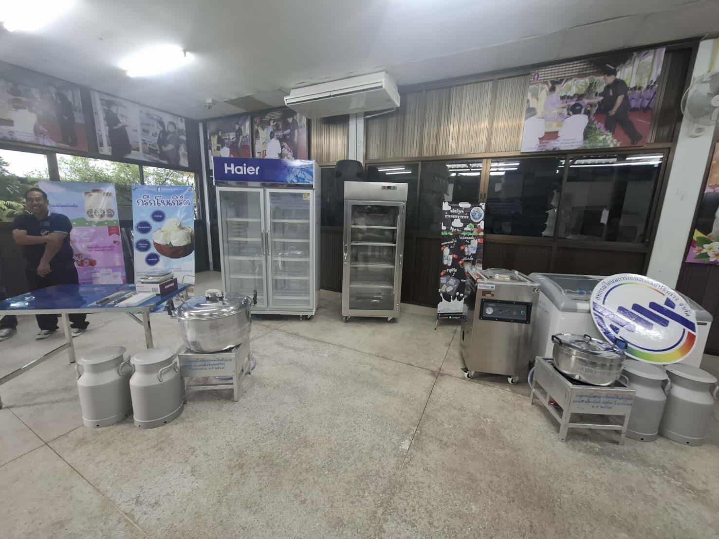 กรมปศุสัตว์ มอบนโยบายและปัจจัยการผลิตให้กับสหกรณ์โคนมการเกษตรไชยปราการ ภายใต้โครงการพัฒนาผลิตภัณฑ์สินค้าชุมชน (OTOP) ปี 2568 5 S 15671342