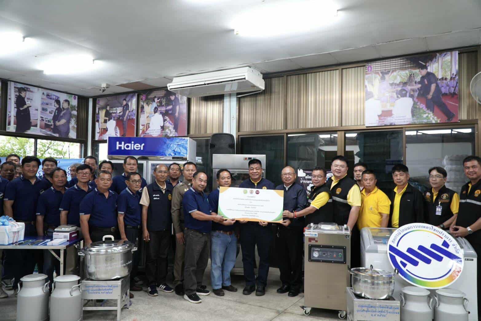 กรมปศุสัตว์ มอบนโยบายและปัจจัยการผลิตให้กับสหกรณ์โคนมการเกษตรไชยปราการ ภายใต้โครงการพัฒนาผลิตภัณฑ์สินค้าชุมชน (OTOP) ปี 2568 6 S 15671343