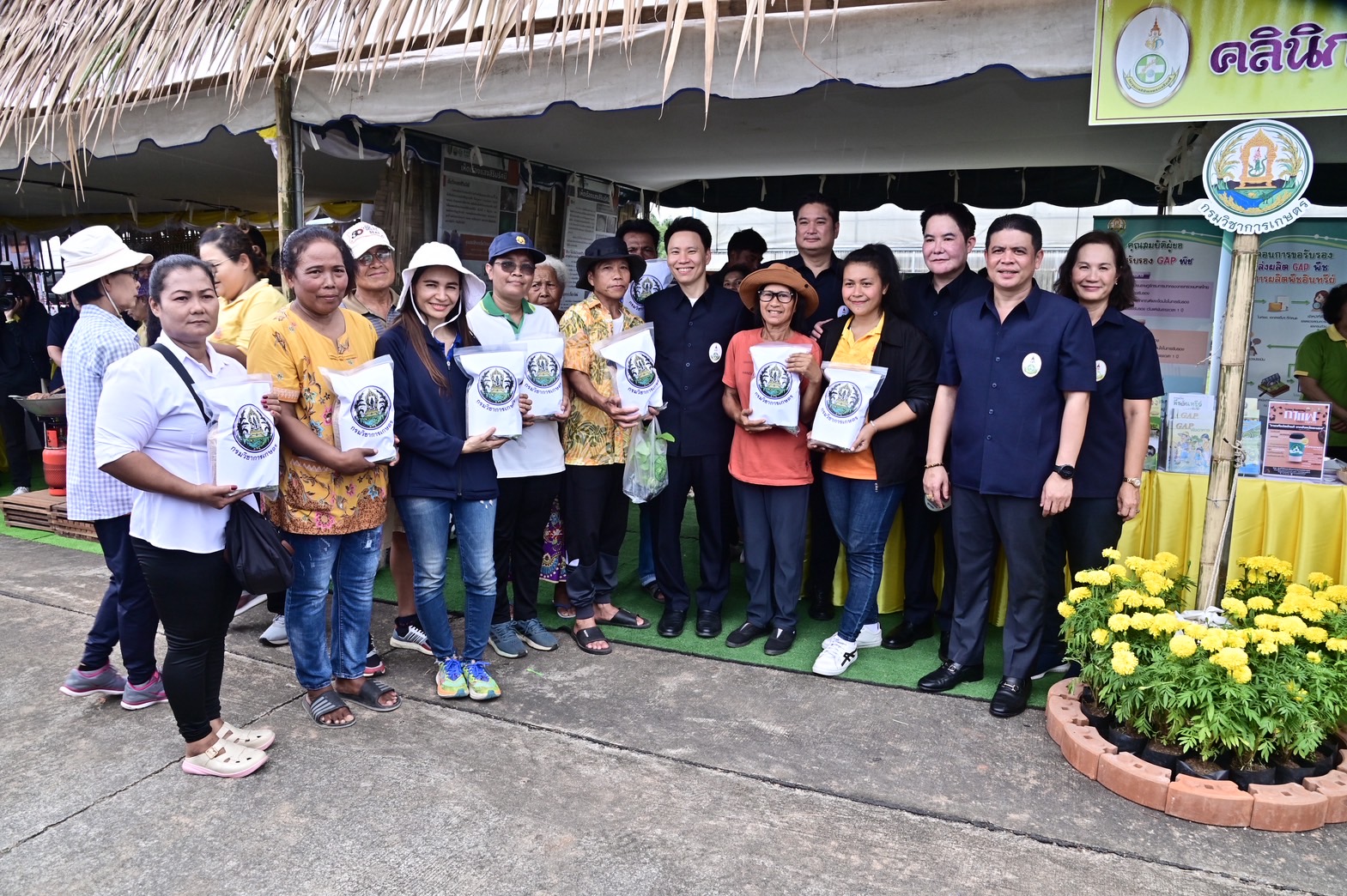 รมว.อรรถกร นำ ก.เกษตรฯ เปิดคลินิกเกษตรเคลื่อนที่ในพระราชานุเคราะห์ฯจ.นครศรีฯ ยกระดับบริการถึงมือเกษตรกร หนุนองค์ความรู้ เพิ่มรายได้ ลดความเหลื่อมล้ำ 6 S 19554387