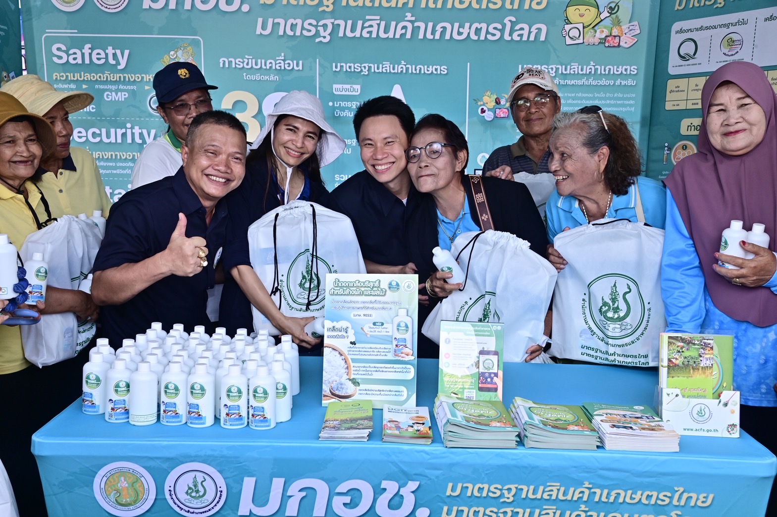 รมว.อรรถกร นำ ก.เกษตรฯ เปิดคลินิกเกษตรเคลื่อนที่ในพระราชานุเคราะห์ฯจ.นครศรีฯ ยกระดับบริการถึงมือเกษตรกร หนุนองค์ความรู้ เพิ่มรายได้ ลดความเหลื่อมล้ำ 9 S 19554397