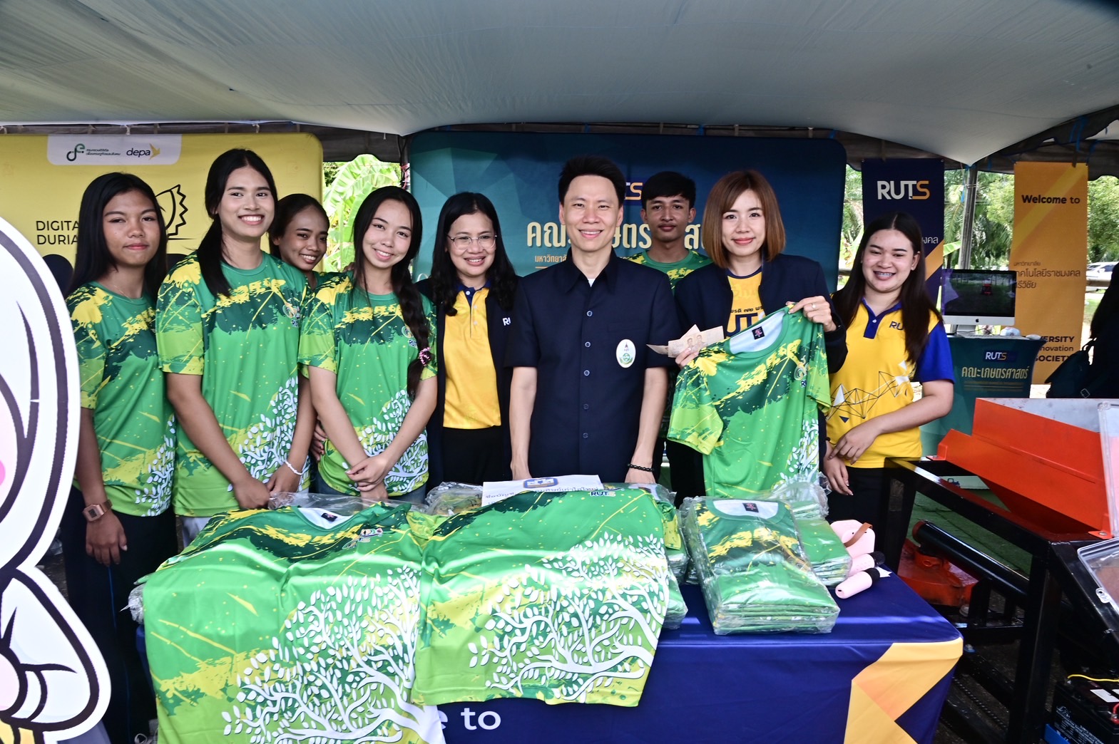 รมว.อรรถกร นำ ก.เกษตรฯ เปิดคลินิกเกษตรเคลื่อนที่ในพระราชานุเคราะห์ฯจ.นครศรีฯ ยกระดับบริการถึงมือเกษตรกร หนุนองค์ความรู้ เพิ่มรายได้ ลดความเหลื่อมล้ำ 10 S 19554398