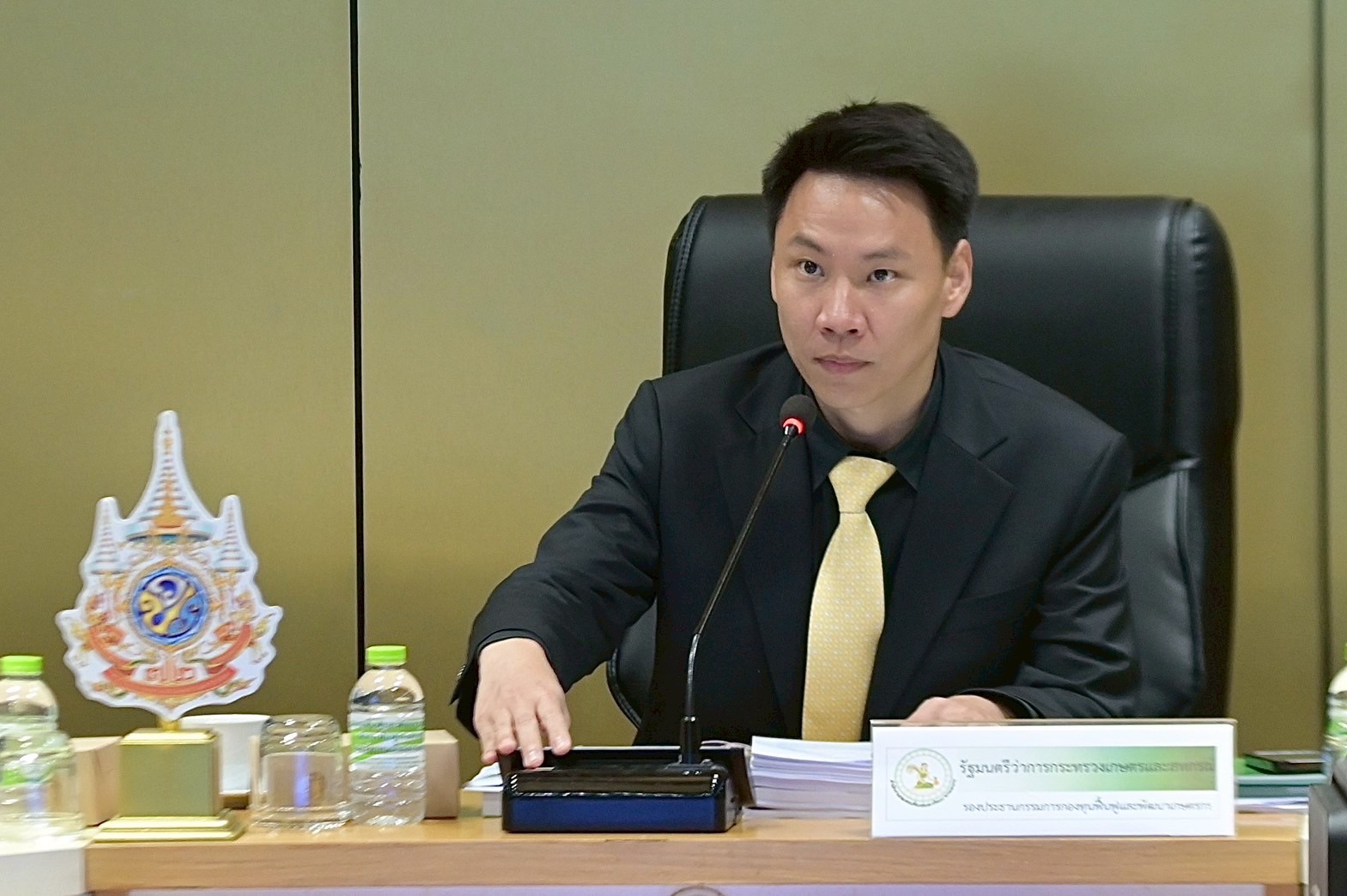 “รมว.อรรถกร” นั่งหัวโต๊ะประชุมกองทุนฟื้นฟูฯ กำชับเดินหน้าโปร่งใส รอบคอบ เร่งแก้หนี้เกษตรกร 2 S 19988526