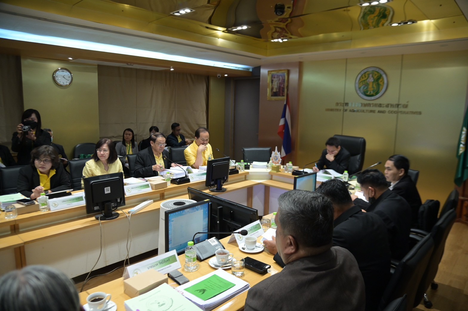 “รมว.อรรถกร” นั่งหัวโต๊ะประชุมกองทุนฟื้นฟูฯ กำชับเดินหน้าโปร่งใส รอบคอบ เร่งแก้หนี้เกษตรกร 8 S 19988535