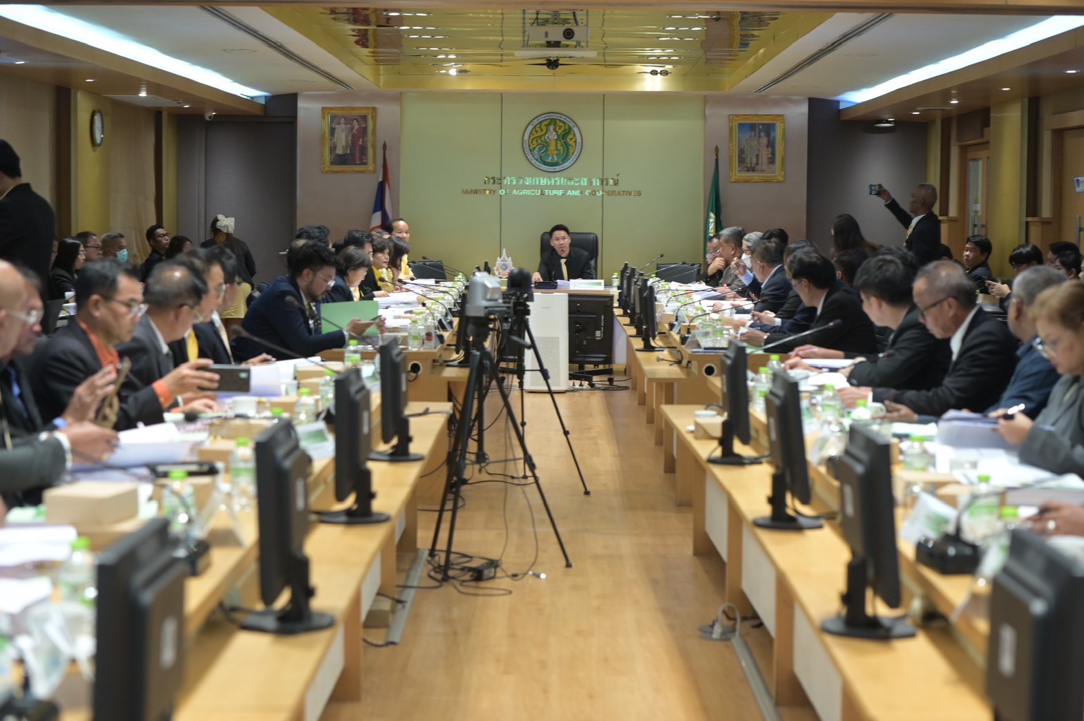 “รมว.อรรถกร” นั่งหัวโต๊ะประชุมกองทุนฟื้นฟูฯ กำชับเดินหน้าโปร่งใส รอบคอบ เร่งแก้หนี้เกษตรกร 7 S 19988536