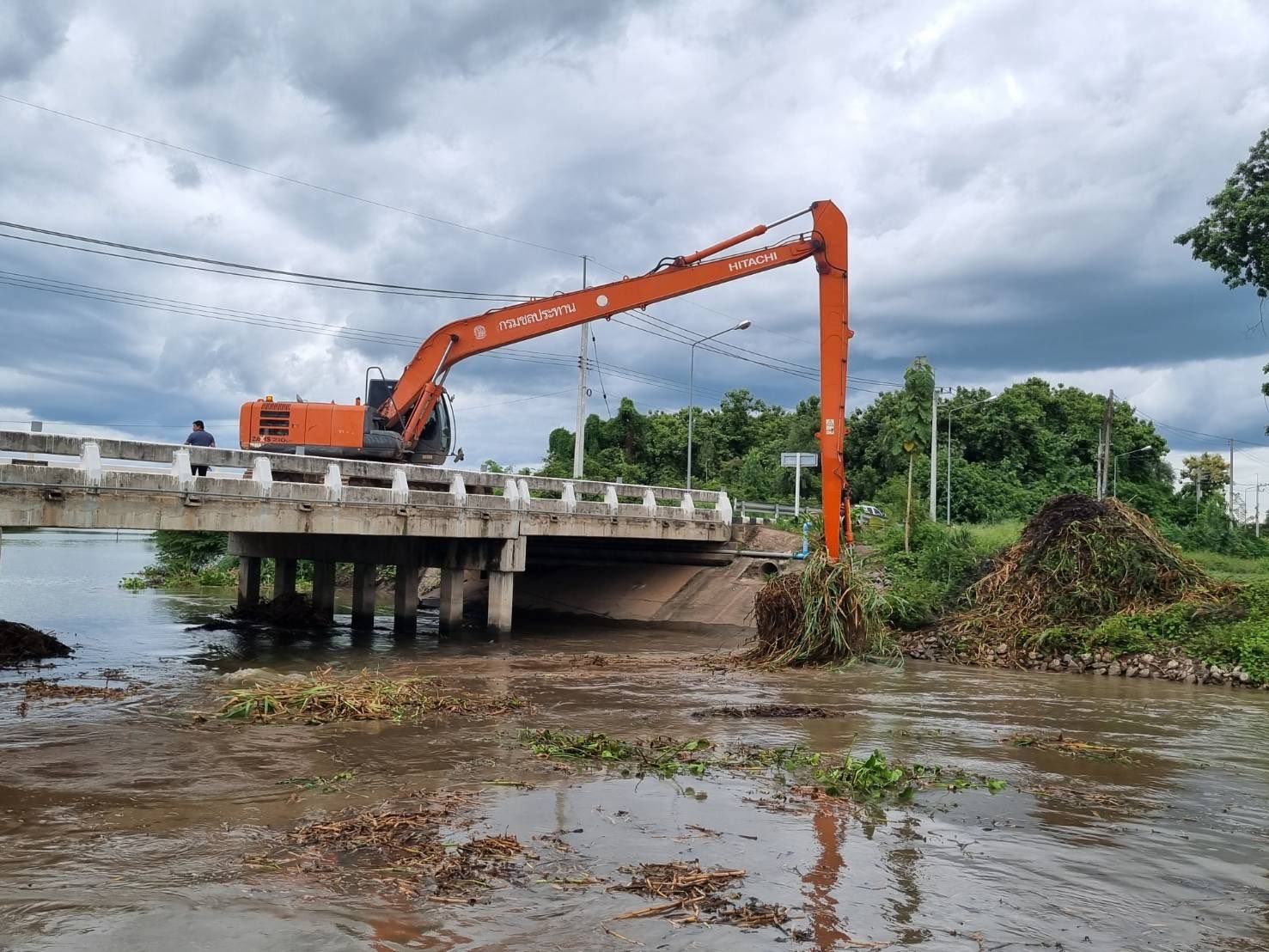 กรมชลฯ เดินหน้ารับมือฝนต่อเนื่อง บริหารพื้นที่รองรับอย่างเป็นระบบ พร้อมเก็บกักไว้ใช้ฤดูแล้ง 2 S 2555986