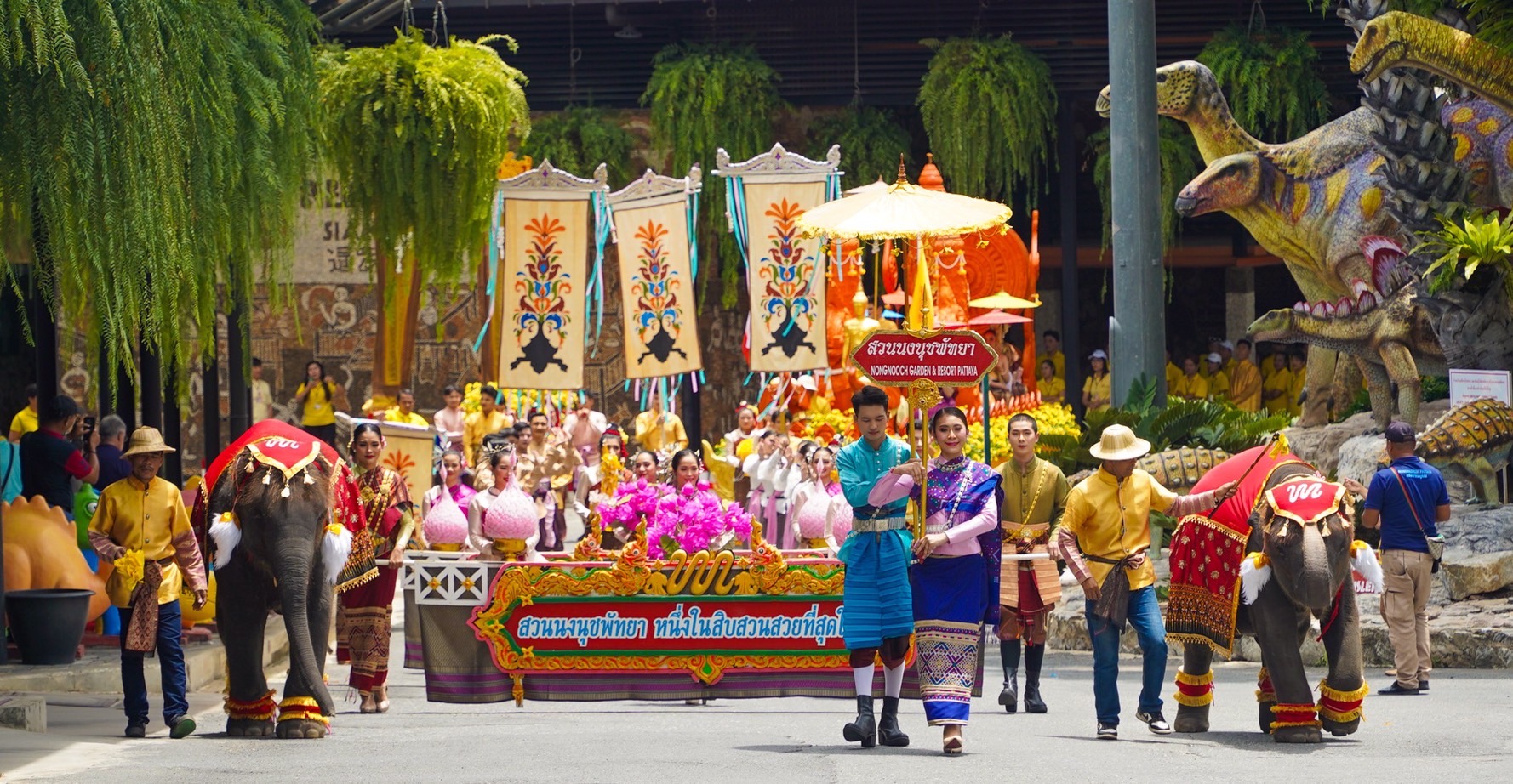 สวนนงนุชพัทยา จัดขบวนแห่เทียนพรรษา พร้อมนำเทียนถวาย 9 วัด สืบสานประเพณีเข้าพรรษา เพื่อให้สอดคล้องที่นานาชาติยกให้ไทยเป็นศูนย์กลางพระพุทธศาสนาโลก 3 S 6063570