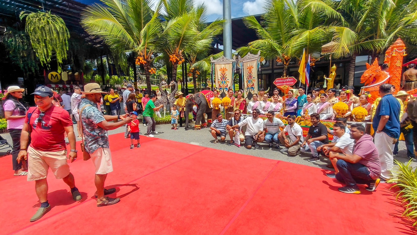 สวนนงนุชพัทยา จัดขบวนแห่เทียนพรรษา พร้อมนำเทียนถวาย 9 วัด สืบสานประเพณีเข้าพรรษา เพื่อให้สอดคล้องที่นานาชาติยกให้ไทยเป็นศูนย์กลางพระพุทธศาสนาโลก 2 S 6063601